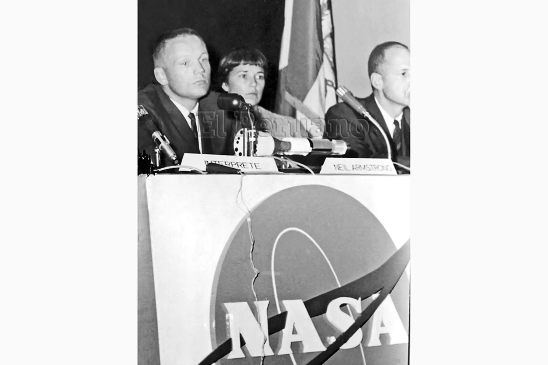 Lima - 14 octubre 1966 / Los astronautas Neil Armstrong y Richard Gordon ofrecieron una conferencia de prensa en la E¿mbajada de los Estados Unidos. Contaron sus experiencias y se mostraron locuaces y alegres. Foto: Archivo Histórico de EL PERUANO
