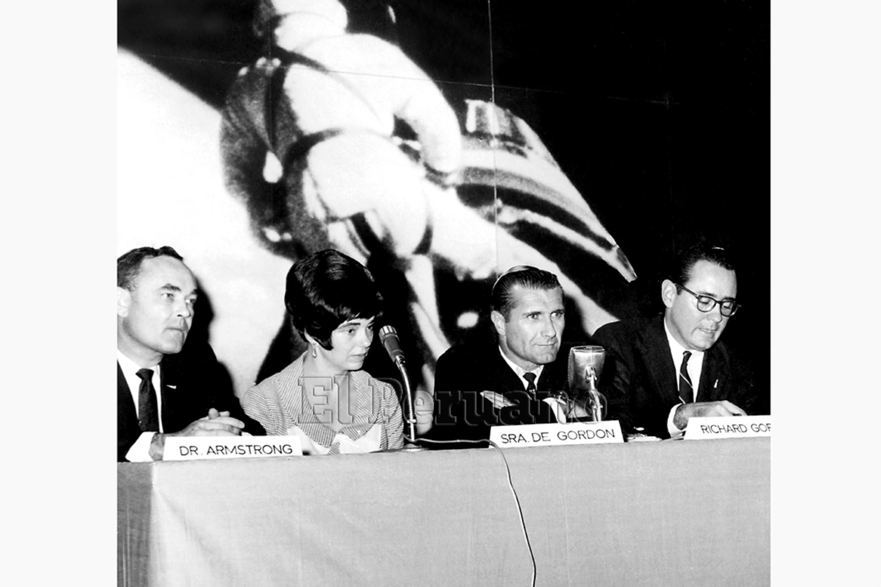 Lima - 14 octubre 1966 / Los astronautas Neil Armstrong y Richard Gordon ofrecieron una conferencia de prensa en la E¿mbajada de los Estados Unidos. Contaron sus experiencias y se mostraron locuaces y alegres. Foto: Archivo Histórico de EL PERUANO