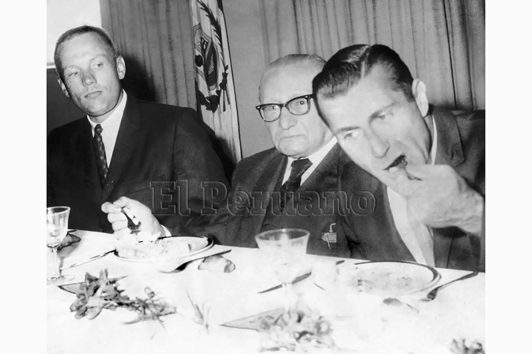 Lima 14 octubre 1966 / El Instituto Cultural Peruano Nortemaricano ofgreció un almuerzo en honor a los astronautas Richard Gordon y Neil Armstrong. Ambos saborearon un exquisito plato de cebiche y quedaron encantados con la comida peruana.