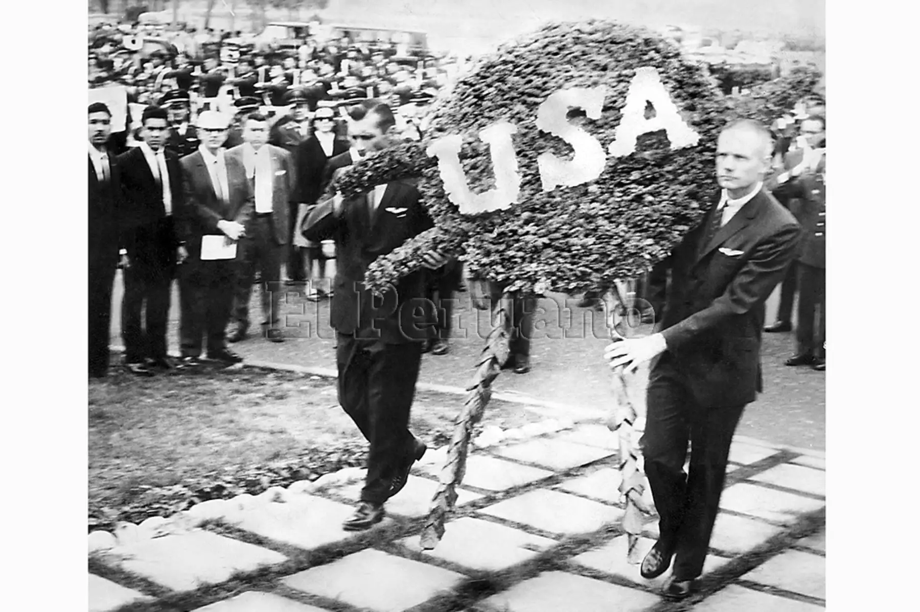Lima - 13 octubre 1966 / Los astronautas norteamericanos Neil Armstrong y Richard Gordon rindieron homenaje al héroe de la aviación peruana Jorge Chávez colocando un arreglo floral al pie de su monumento cerca al Campo de Marte.