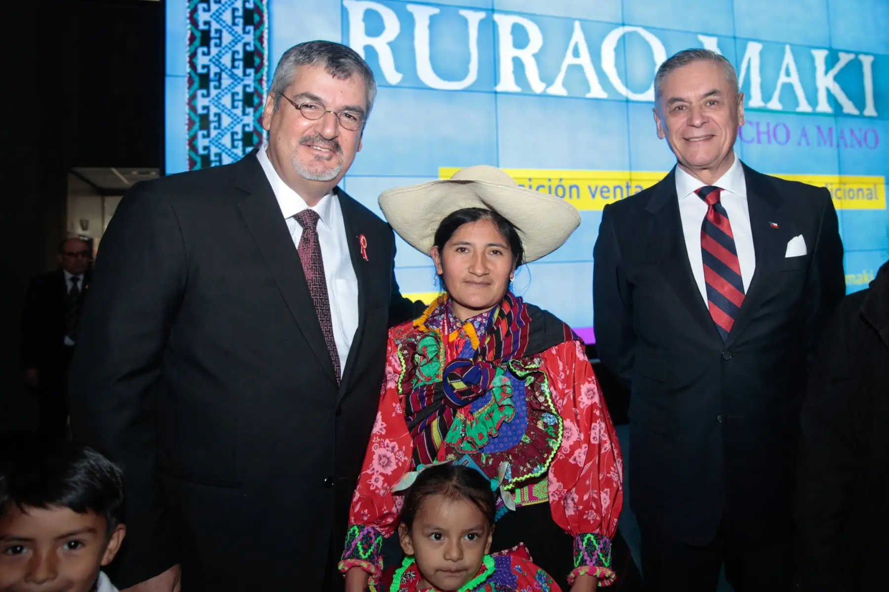 El ministro de Cultura, Luis Jaime Castillo Butters y el embajador de Chile en Perú Roberto Ibarra García, inauguran la feria Ruraq maki, Hecho a mano”, exposición-venta de arte tradicional para impulsar el patrimonio cultural inmaterial de los pueblos del país, reflejado en los más finos trabajos de sus artesanos.
.Foto: ANDINA/ Miguel Mejía