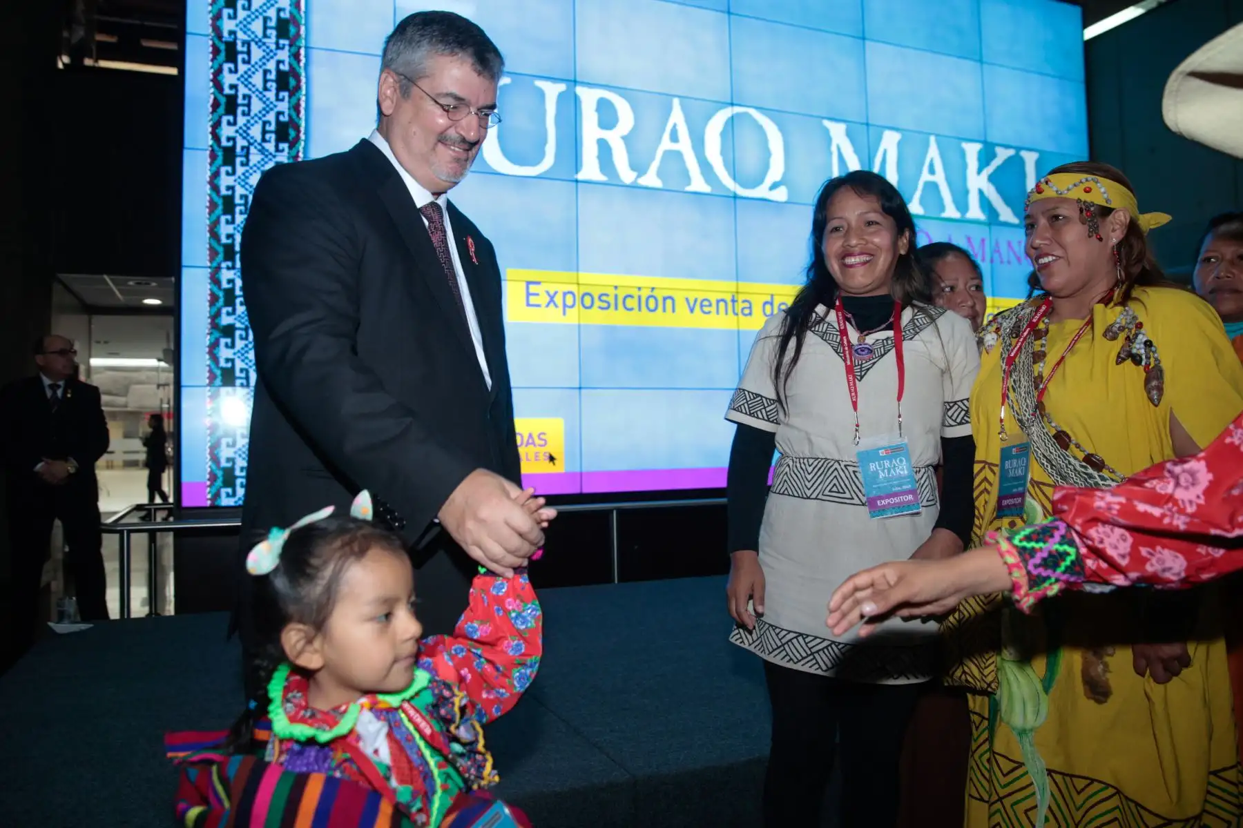 El ministro de Cultura, Luis Jaime Castillo Butters, inaugura la feria Ruraq maki, Hecho a mano”, exposición-venta de arte tradicional para impulsar el patrimonio cultural inmaterial de los pueblos del país, reflejado en los más finos trabajos de sus artesanos.Foto: ANDINA/ Miguel Mejía