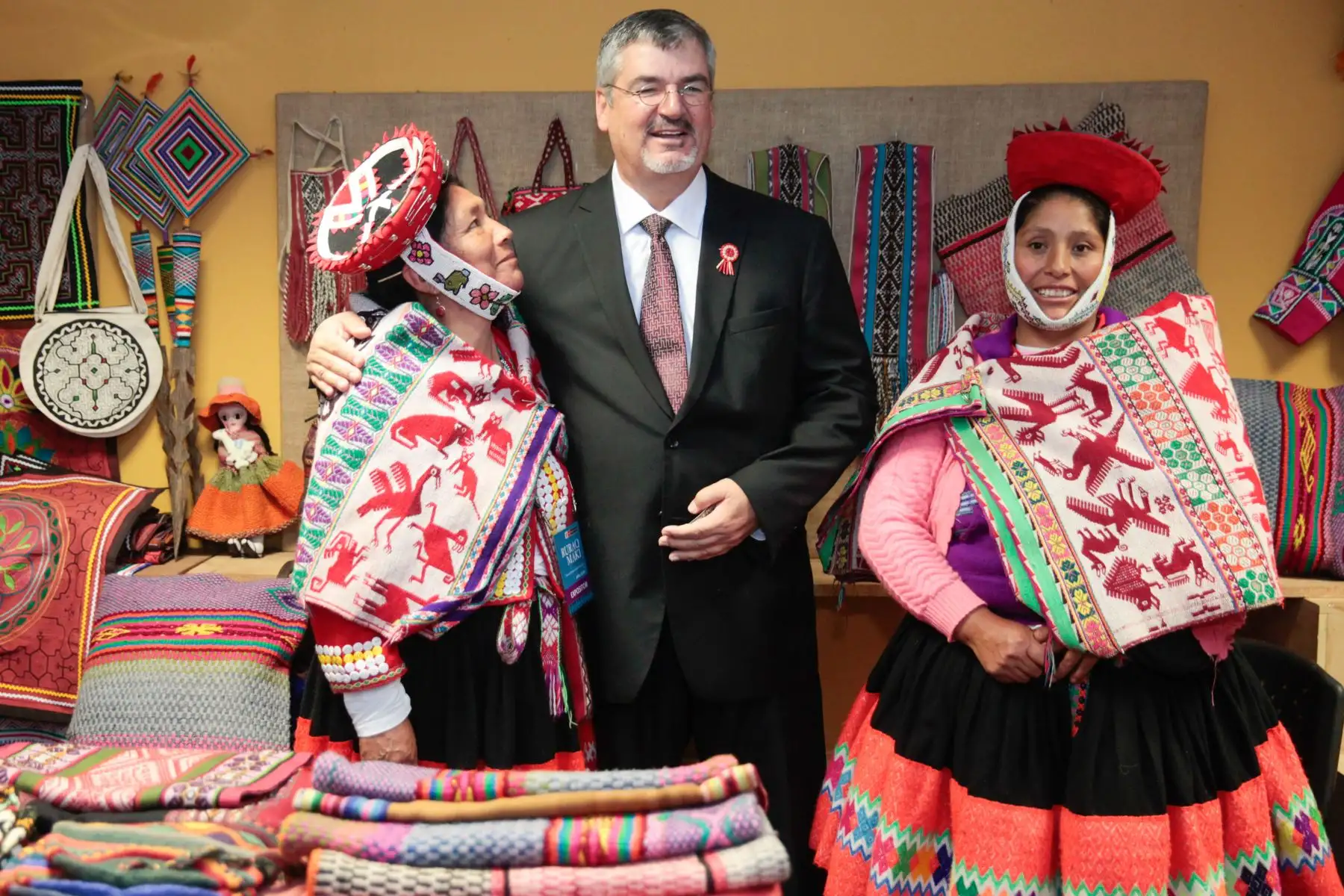 El ministro de Cultura, Luis Jaime Castillo Butters, inaugura la feria Ruraq maki, Hecho a mano”, exposición-venta de arte tradicional para impulsar el patrimonio cultural inmaterial de los pueblos del país, reflejado en los más finos trabajos de sus artesanos.Foto: ANDINA/ Miguel Mejía