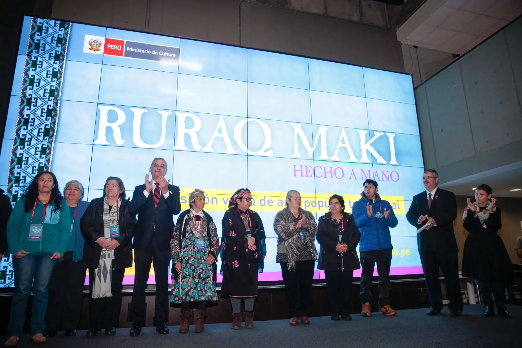EL ministro de Cultura, Luis Jaime Castillo Butters y el embajador de Chile en Perú Roberto Ibarra García, inauguran la feria Ruraq maki, Hecho a mano”, exposición-venta de arte tradicional para impulsar el patrimonio cultural inmaterial de los pueblos del país, reflejado en los más finos trabajos de sus artesanos.
.Foto: ANDINA/ Miguel Mejía