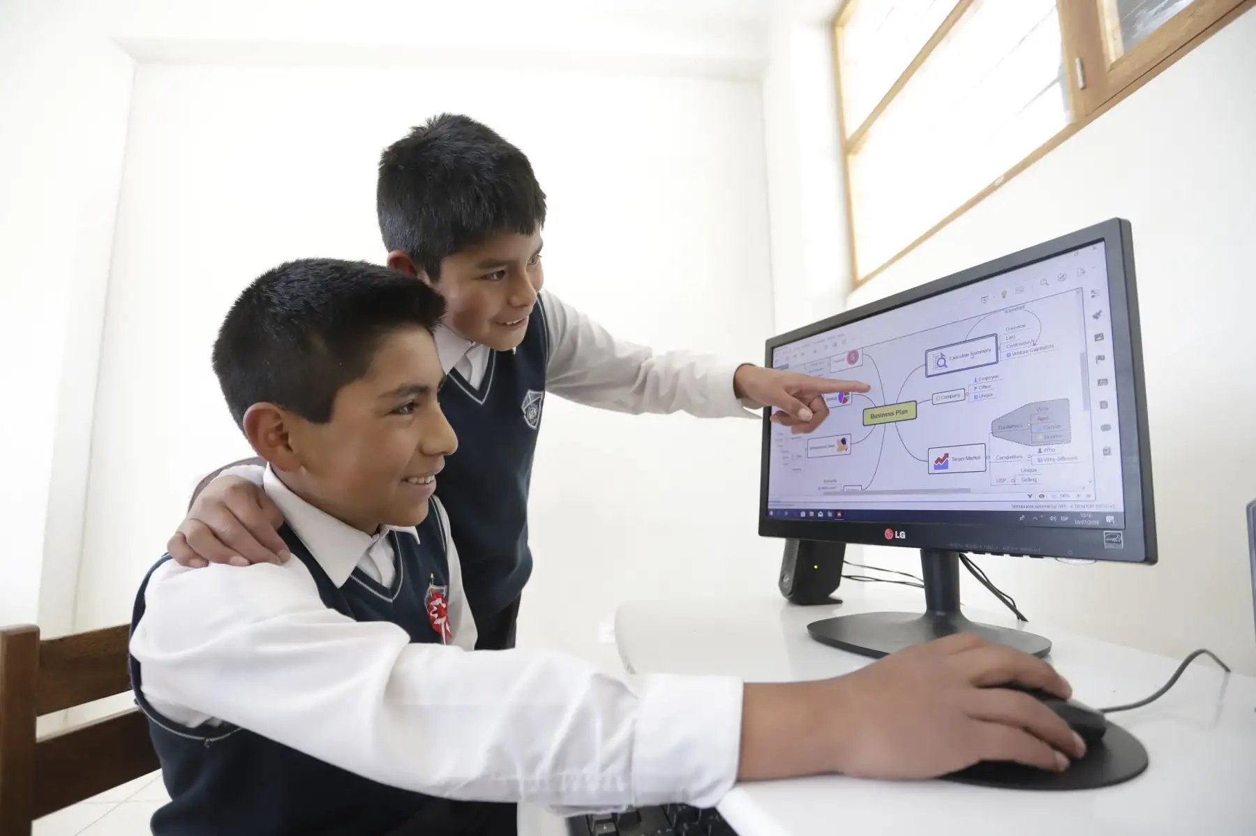 El Gobierno realiza grandes inversiones para mejorar las condiciones educativas en el país, y hoy los colegios e instituciones de Apurímac y Ayacucho cuentan con internet de alta velocidad gracias a la llegada de la banda ancha.Foto:ANDINA/Prensa Presidencia