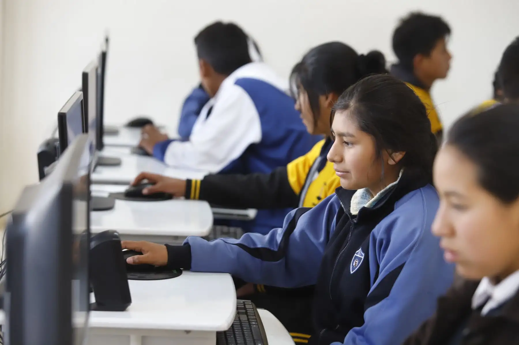 El Gobierno realiza grandes inversiones para mejorar las condiciones educativas en el país, y hoy los colegios e instituciones de Apurímac y Ayacucho cuentan con internet de alta velocidad gracias a la llegada de la banda ancha.Foto:ANDINA/Prensa Presidencia