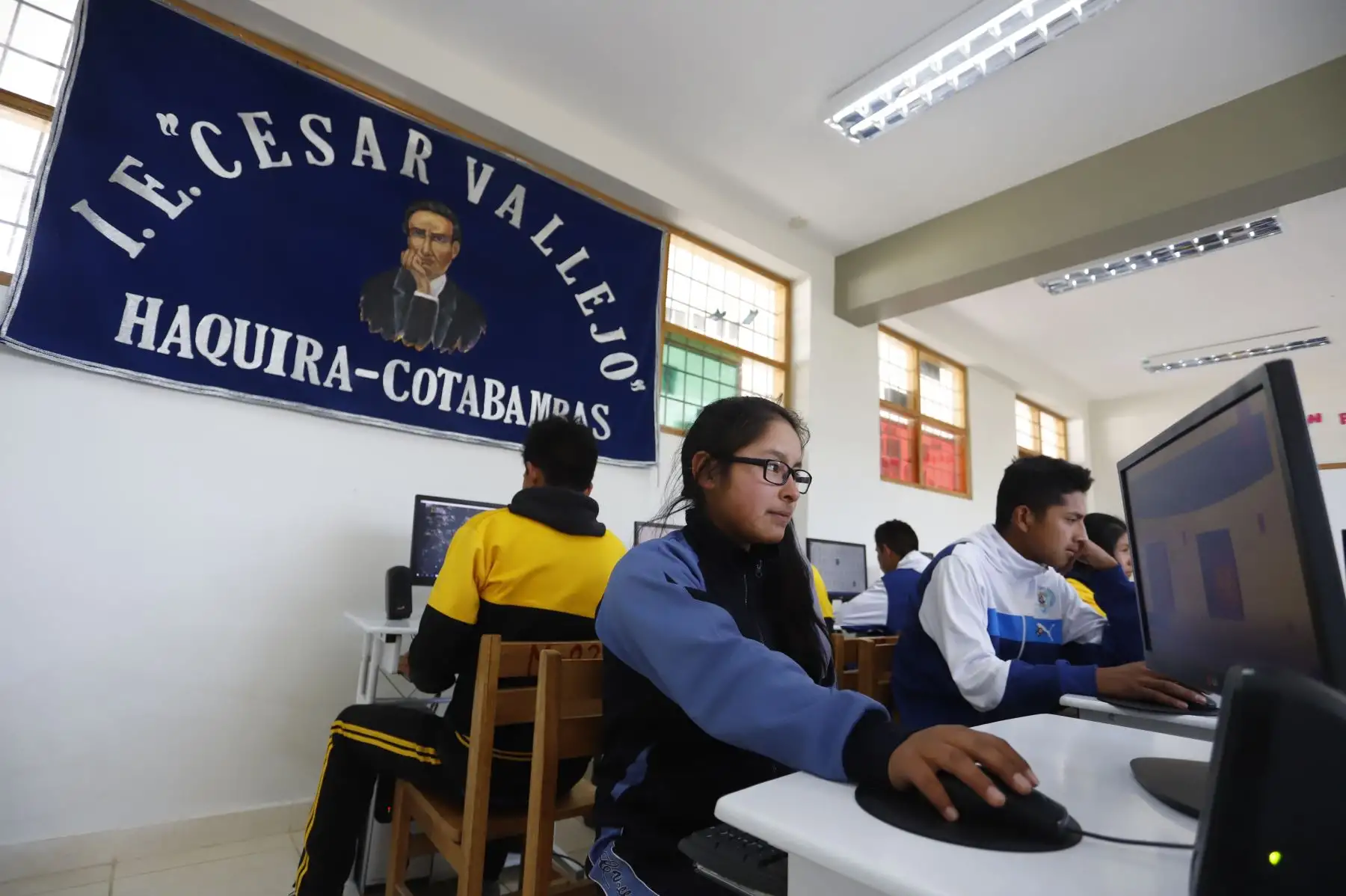 El Gobierno realiza grandes inversiones para mejorar las condiciones educativas en el país, y hoy los colegios e instituciones de Apurímac y Ayacucho cuentan con internet de alta velocidad gracias a la llegada de la banda ancha.Foto:ANDINA/Prensa Presidencia