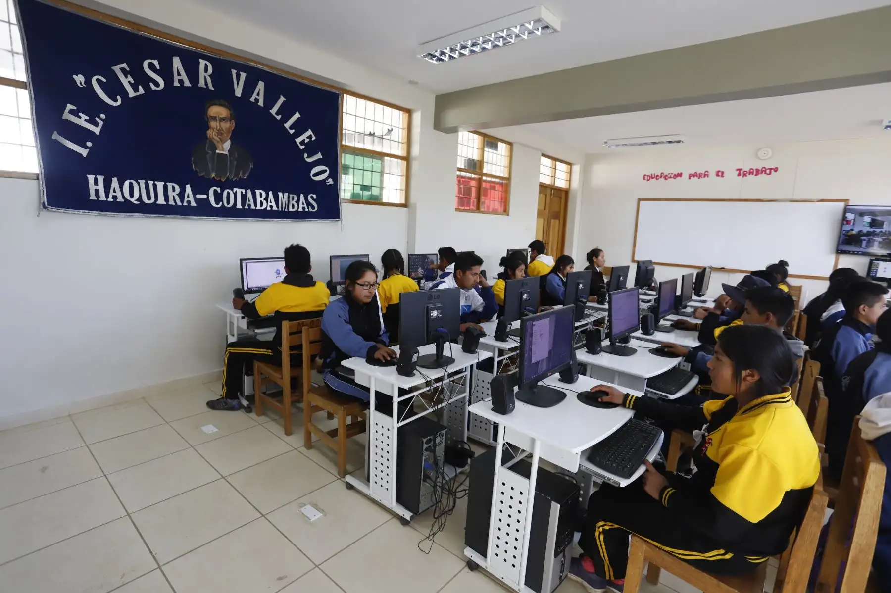 El Gobierno realiza grandes inversiones para mejorar las condiciones educativas en el país, y hoy los colegios e instituciones de Apurímac y Ayacucho cuentan con internet de alta velocidad gracias a la llegada de la banda ancha.Foto:ANDINA/Prensa Presidencia