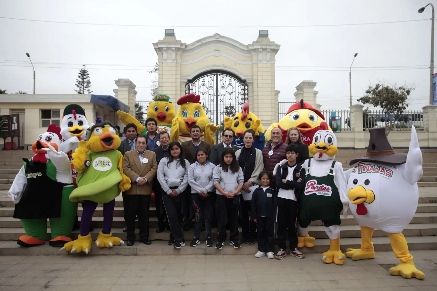 Como antesala al día del Pollo a la Brasa, la Asociación Peruana de Avicultura comparte almuerzo para los niños del Puericultorio Pérez Araníbar en coordinación con el MINAGRI y los restaurantes del segmento.
Foto: ANDINA/Miguel Mejía