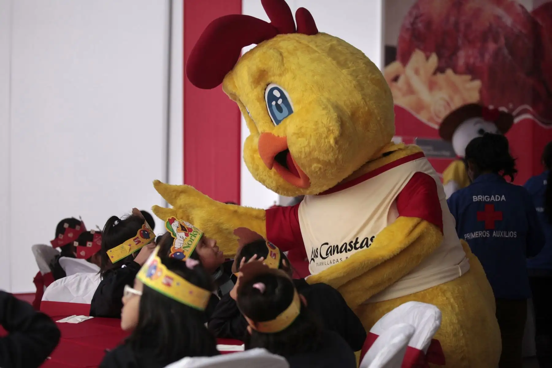Como antesala al día del Pollo a la Brasa, la Asociación Peruana de Avicultura comparte almuerzo para los niños del Puericultorio Pérez Araníbar en coordinación con el MINAGRI y los restaurantes del segmento.
Foto: ANDINA/Miguel Mejía