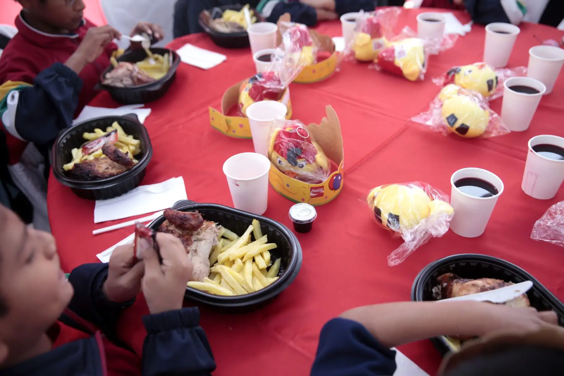 Como antesala al día del Pollo a la Brasa, la Asociación Peruana de Avicultura comparte almuerzo para los niños del Puericultorio Pérez Araníbar en coordinación con el MINAGRI y los restaurantes del segmento.
Foto: ANDINA/Miguel Mejía