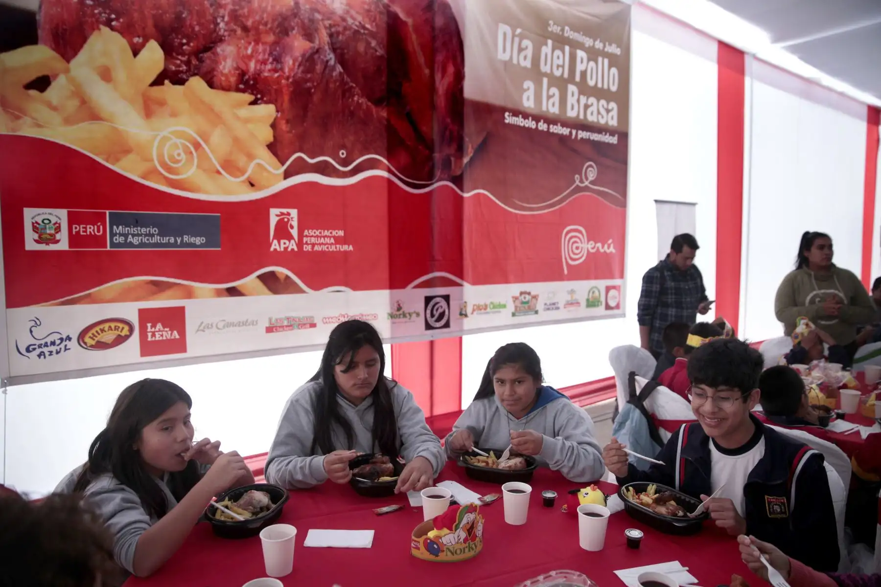 Como antesala al día del Pollo a la Brasa, la Asociación Peruana de Avicultura comparte almuerzo para los niños del Puericultorio Pérez Araníbar en coordinación con el MINAGRI y los restaurantes del segmento.
Foto: ANDINA/Miguel Mejía