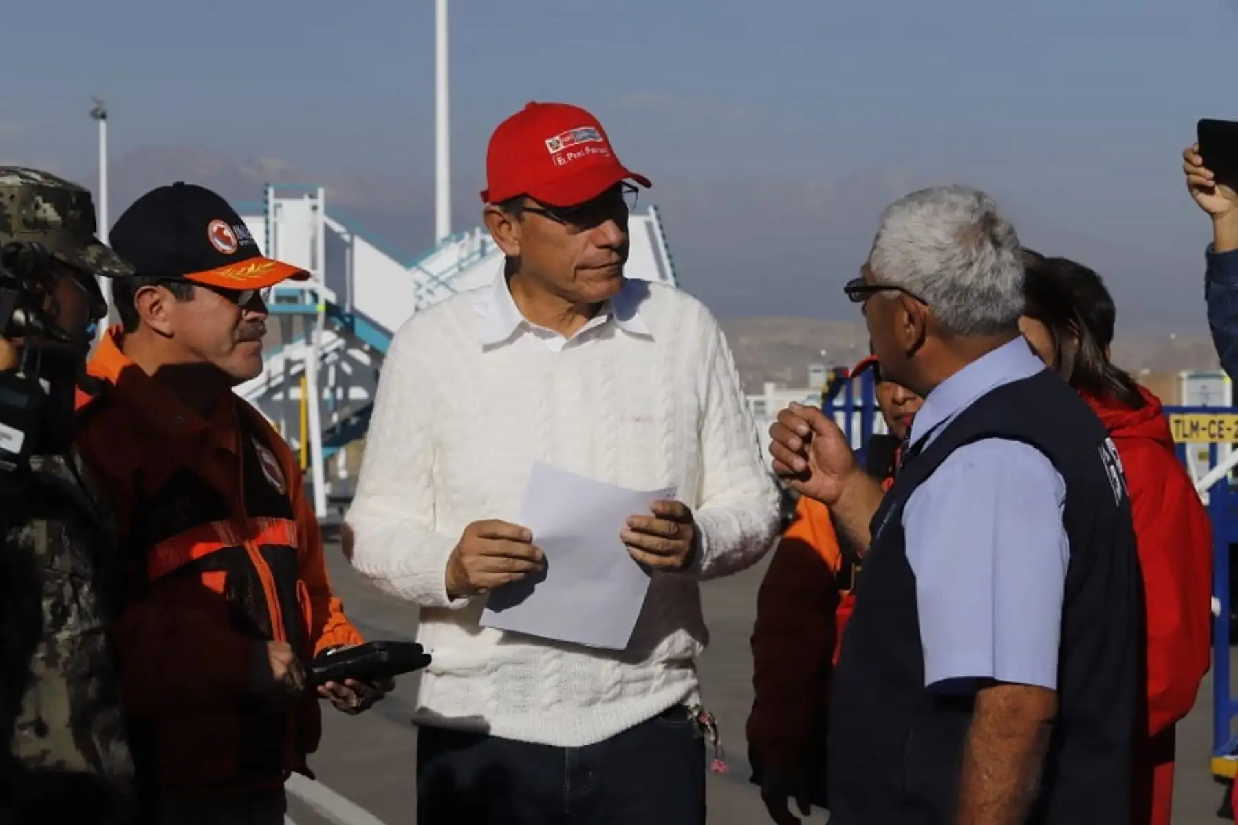 Jefe del Estado, Martín Vizcarra, inspeccionó atención a poblaciones afectadas por el volcán Ubinas.