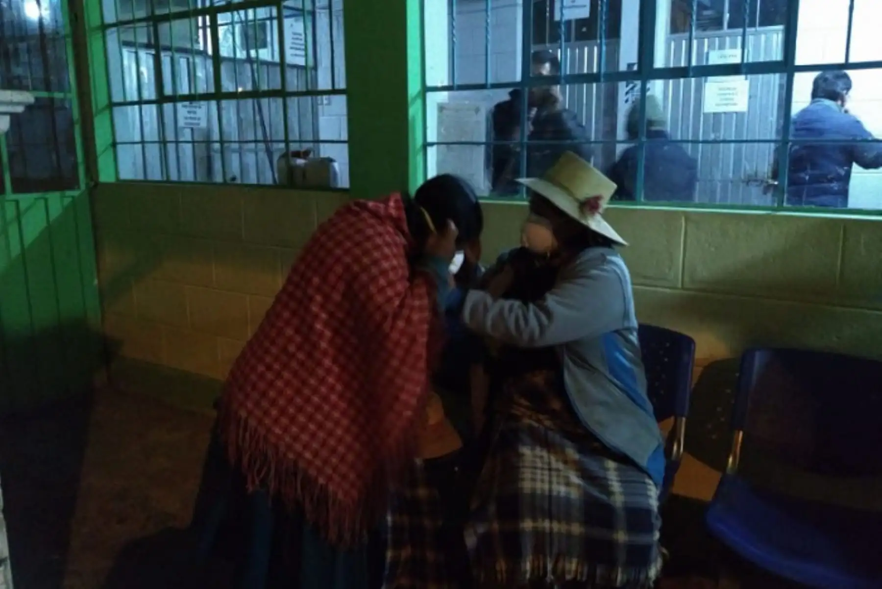 Los pobladores del distrito de Ubinas, en la provincia de General Sánchez Cerro, región Moquegua, se mantienen en alerta tras la constante caída de cenizas que expulsó el volcán Ubinas desde esta madrugada, al registrar hasta el momento tres explosiones, aunque la intensidad ha disminuido.