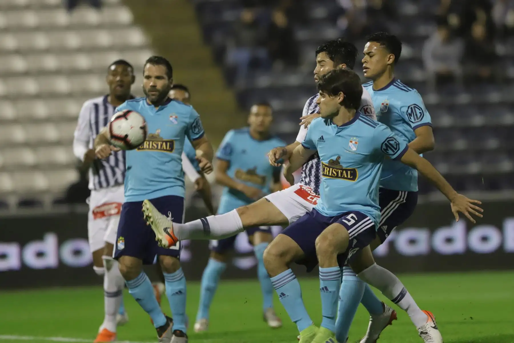 Alianza Lima y Sporting Cristal disputan, en el estadio Alejandro Villanueva, el partido más importante de la segunda jornada del torneo Clausura de la liga. Foto: ANDINA/Jorge Tello