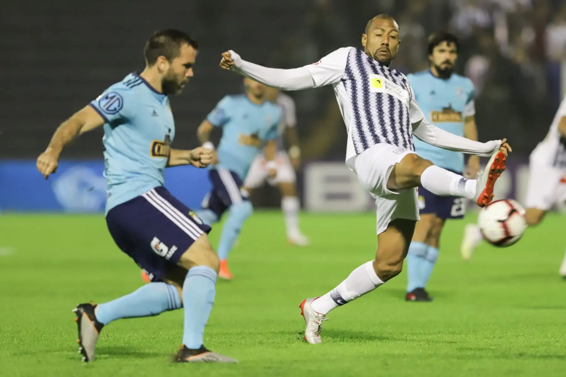 Alianza Lima y Sporting Cristal disputan, en el estadio Alejandro Villanueva, el partido más importante de la segunda jornada del torneo Clausura de la liga. Foto: ANDINA/Jorge Tello