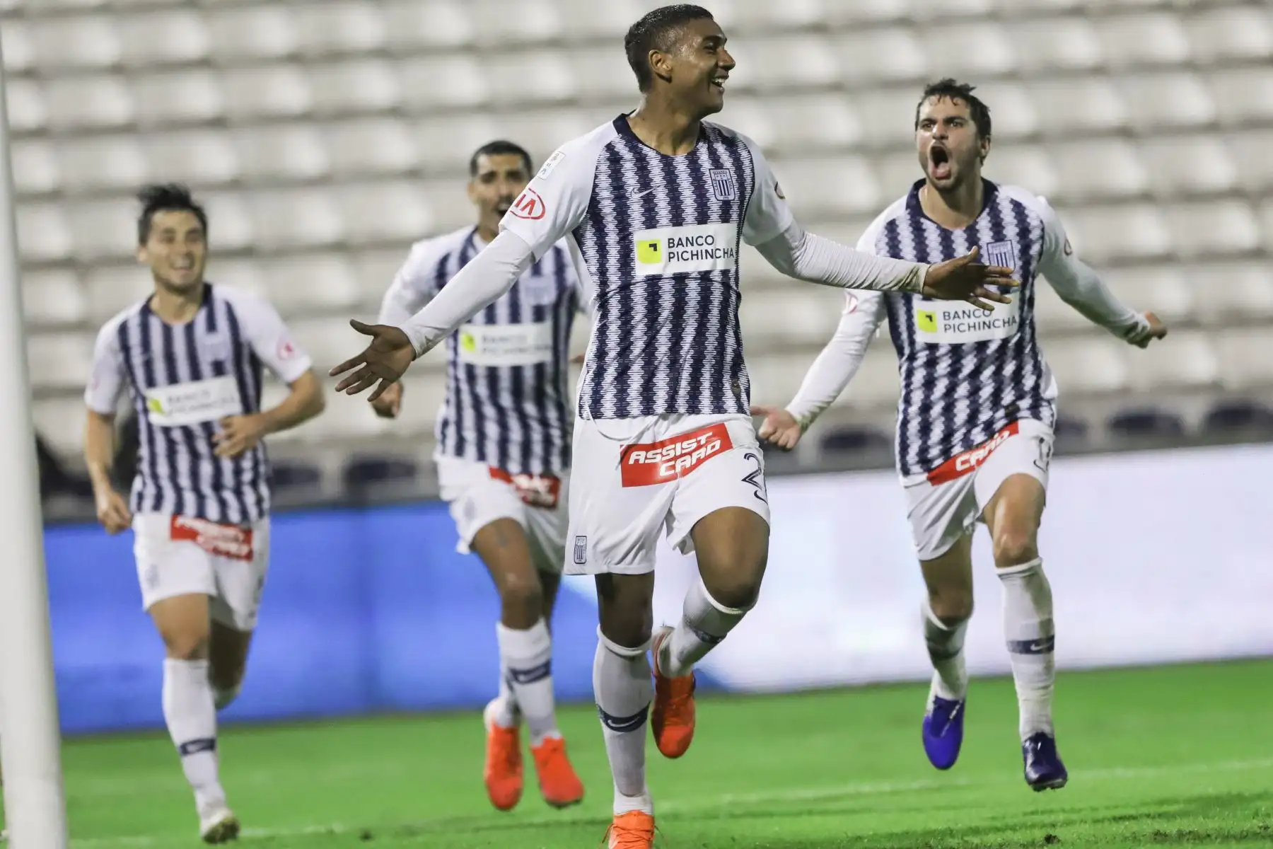 Alianza Lima y Sporting Cristal disputan, en el estadio Alejandro Villanueva, el partido más importante de la segunda jornada del torneo Clausura de la liga. Foto: ANDINA/Jorge Tello