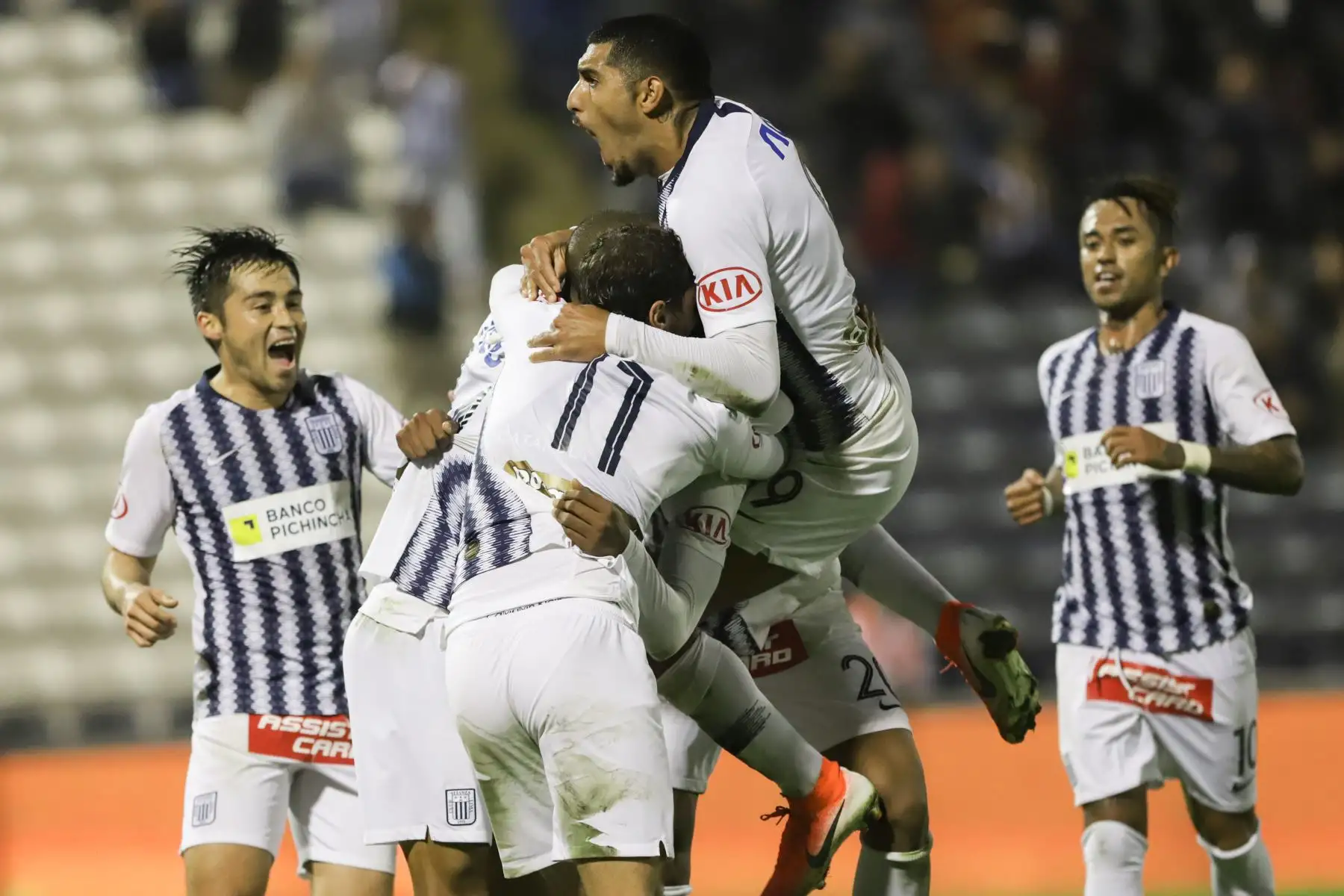 Alianza Lima y Sporting Cristal disputan, en el estadio Alejandro Villanueva, el partido más importante de la segunda jornada del torneo Clausura de la liga. Foto: ANDINA/Jorge Tello
