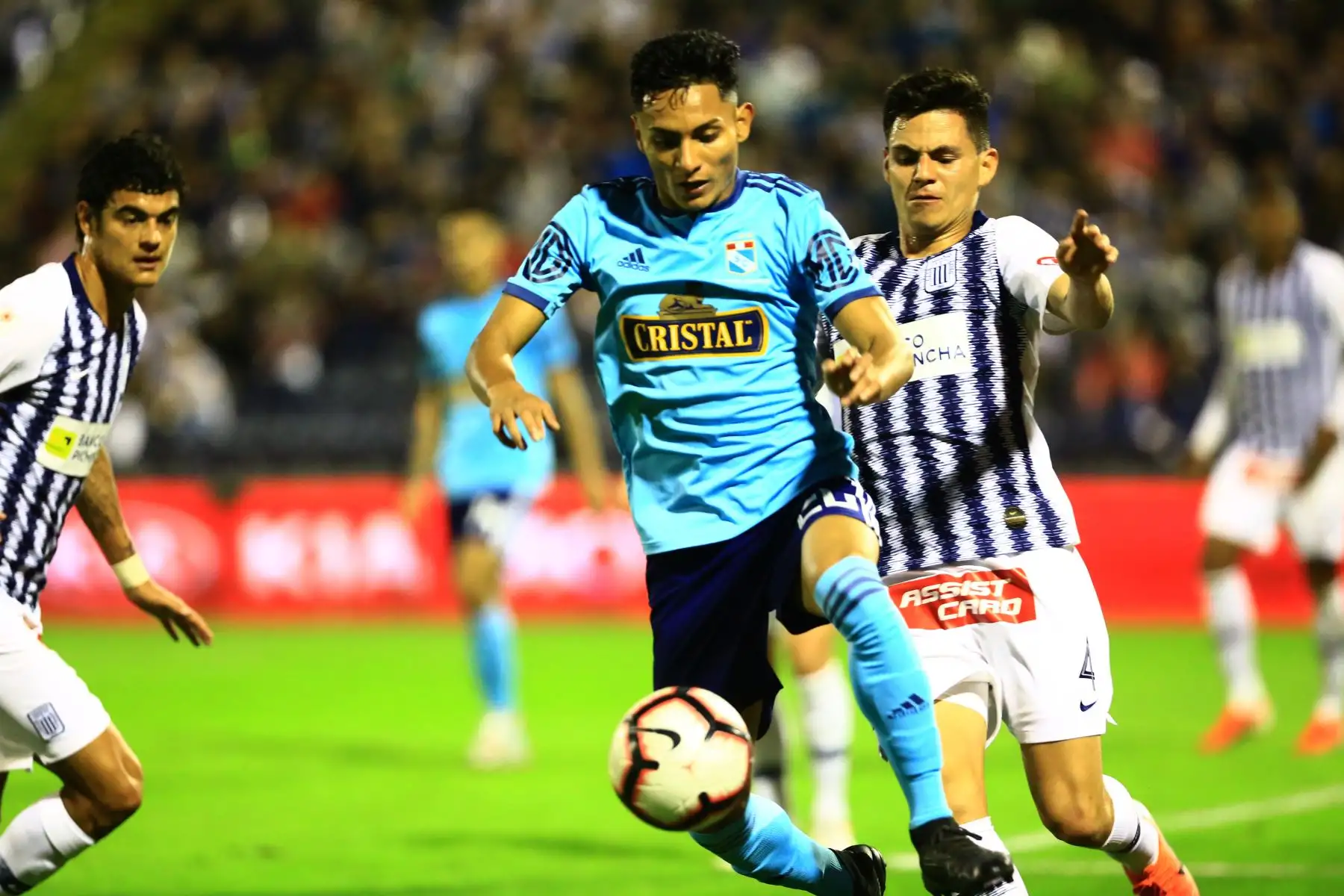 Alianza Lima y Sporting Cristal disputan, en el estadio Alejandro Villanueva, el partido más importante de la segunda jornada del torneo Clausura de la liga. Foto: ANDINA/Pedro Cardenas
