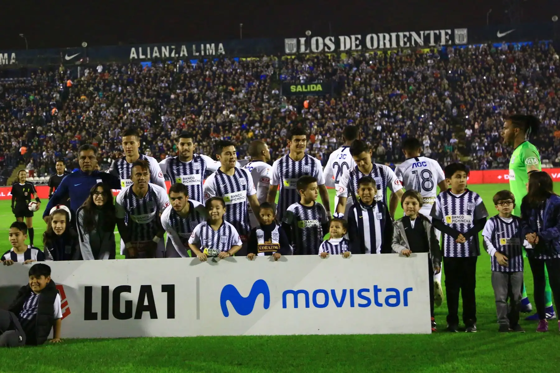 Alianza Lima y Sporting Cristal disputan, en el estadio Alejandro Villanueva, el partido más importante de la segunda jornada del torneo Clausura de la liga. Foto: ANDINA/Pedro Cardenas