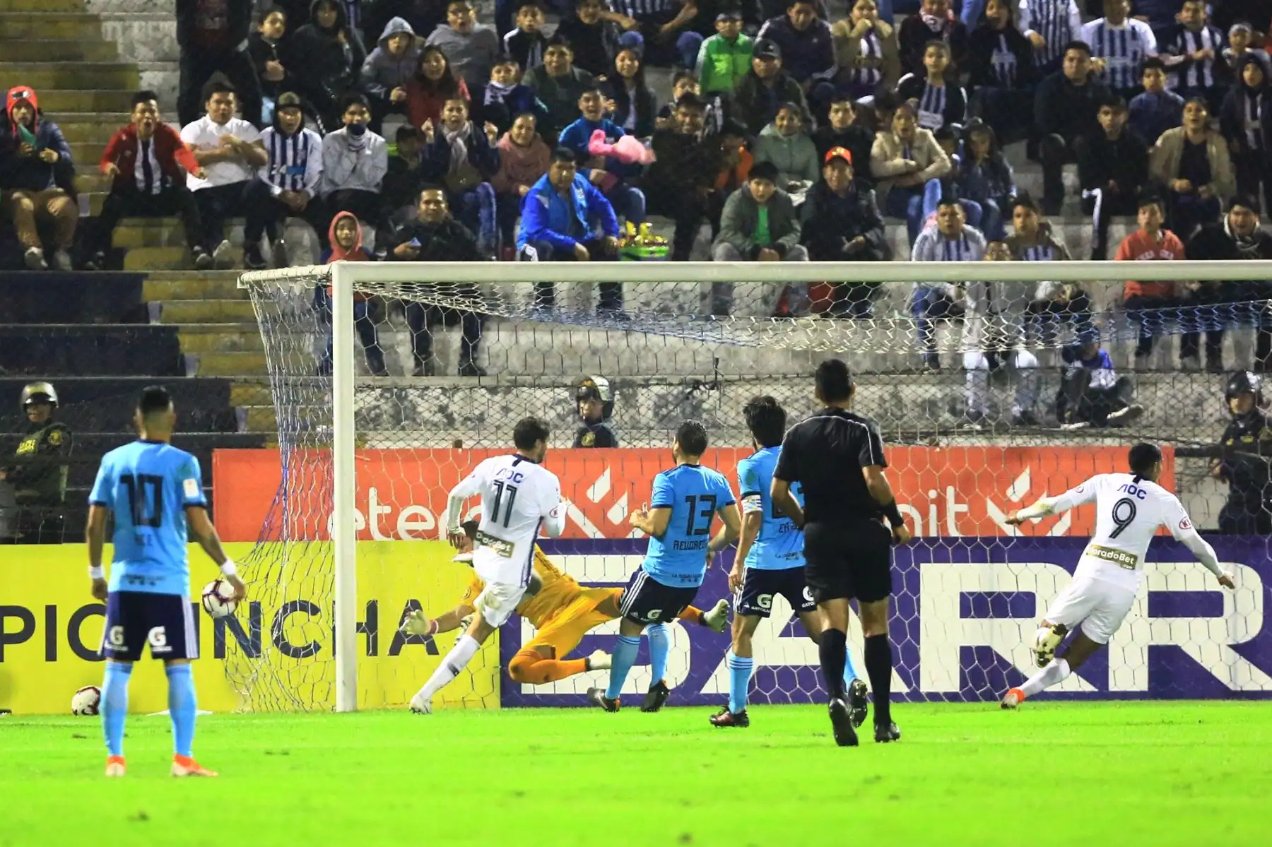 Alianza Lima y Sporting Cristal disputan, en el estadio Alejandro Villanueva, el partido más importante de la segunda jornada del torneo Clausura de la liga. Foto: ANDINA/Pedro Cardenas