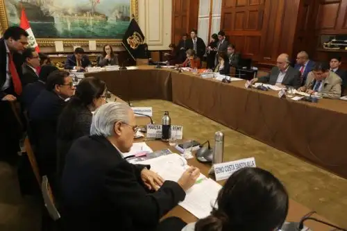 Comisión de Constitución aprueba proyectos de ley referidos a la reforma política.