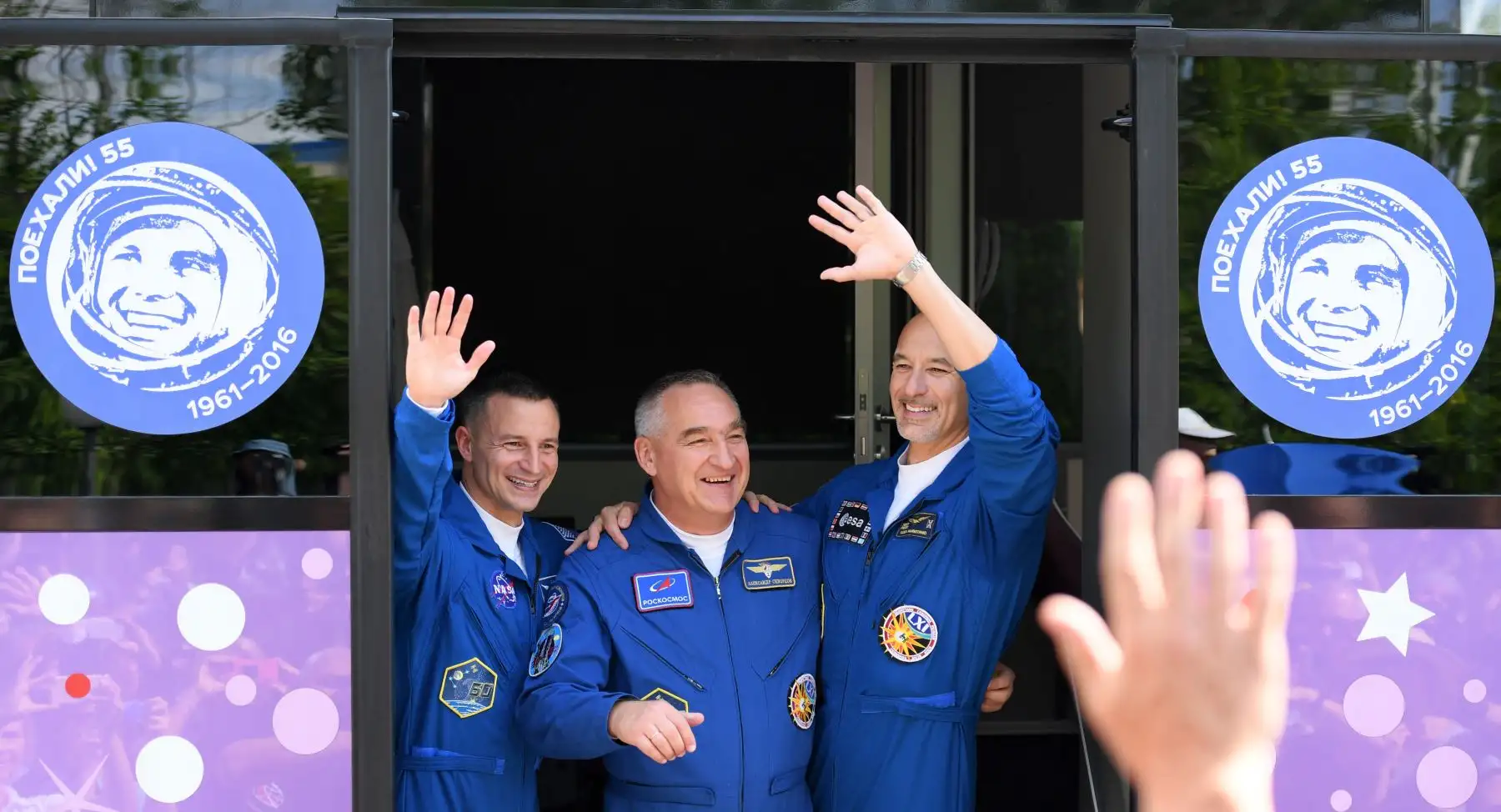 Miembros de la expedición 60/61 de la Estación Espacial Internacional (ISS), el astronauta de la NASA Andrew Morgan, el cosmonauta ruso Alexander Skvortsov y el astronauta italiano Luca Parmitano de la ESA (Agencia Espacial Europea) saludan al abordar un autobús durante una ceremonia de despedida fuera del hotel Cosmonaut antes del lanzamiento a bordo de la nave espacial Soyuz MS-13 del cosmódromo Baikonur arrendado por Rusia en Kazajstán. AFP