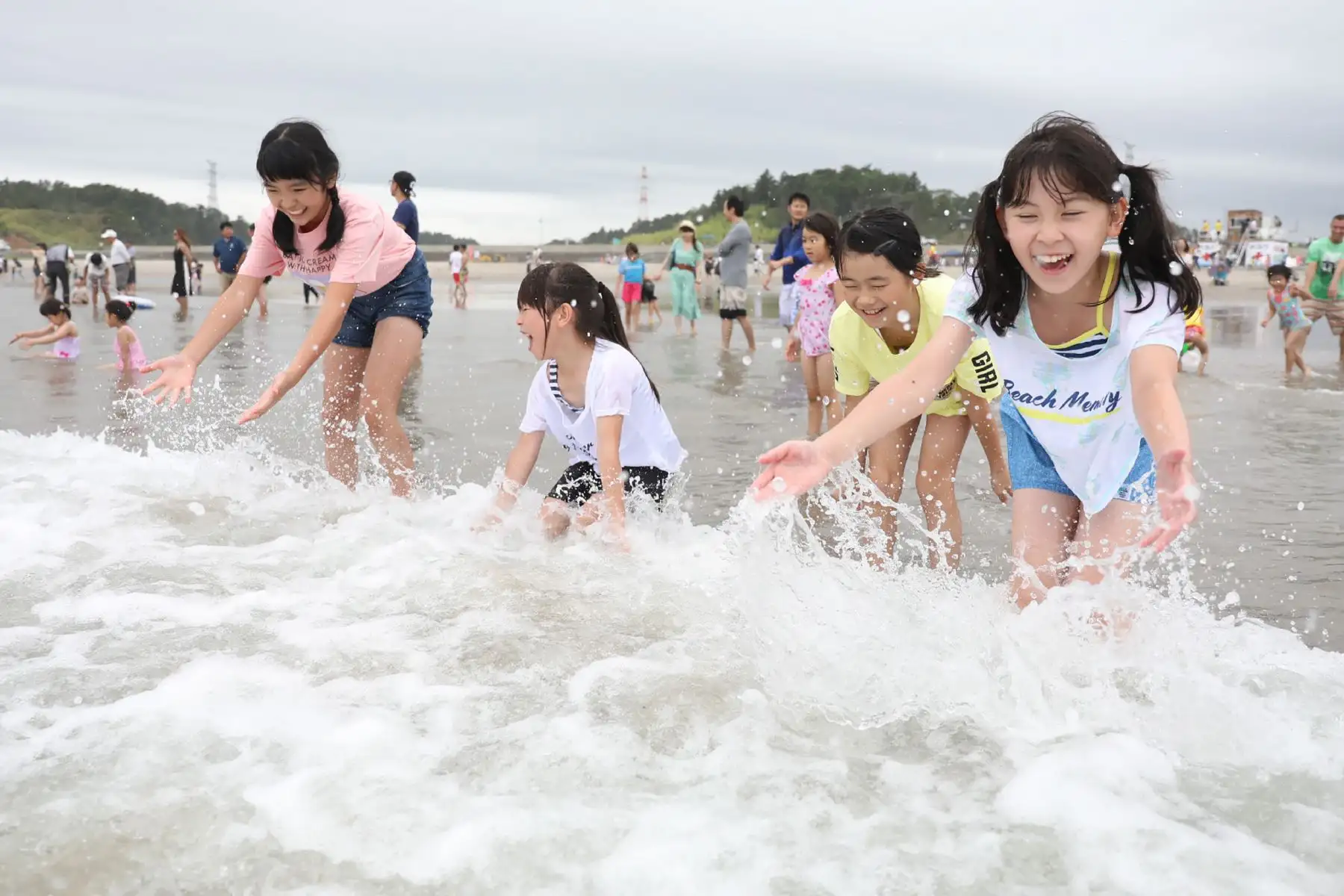 Los niños juegan con las olas durante la apertura de la playa al público en Kita Izumi en la ciudad de Minami Soma, prefectura de Fukushima, La playa estuvo cerrada por más de ocho años después del accidente de la central nuclear de Fukushima Daiichi. AFP