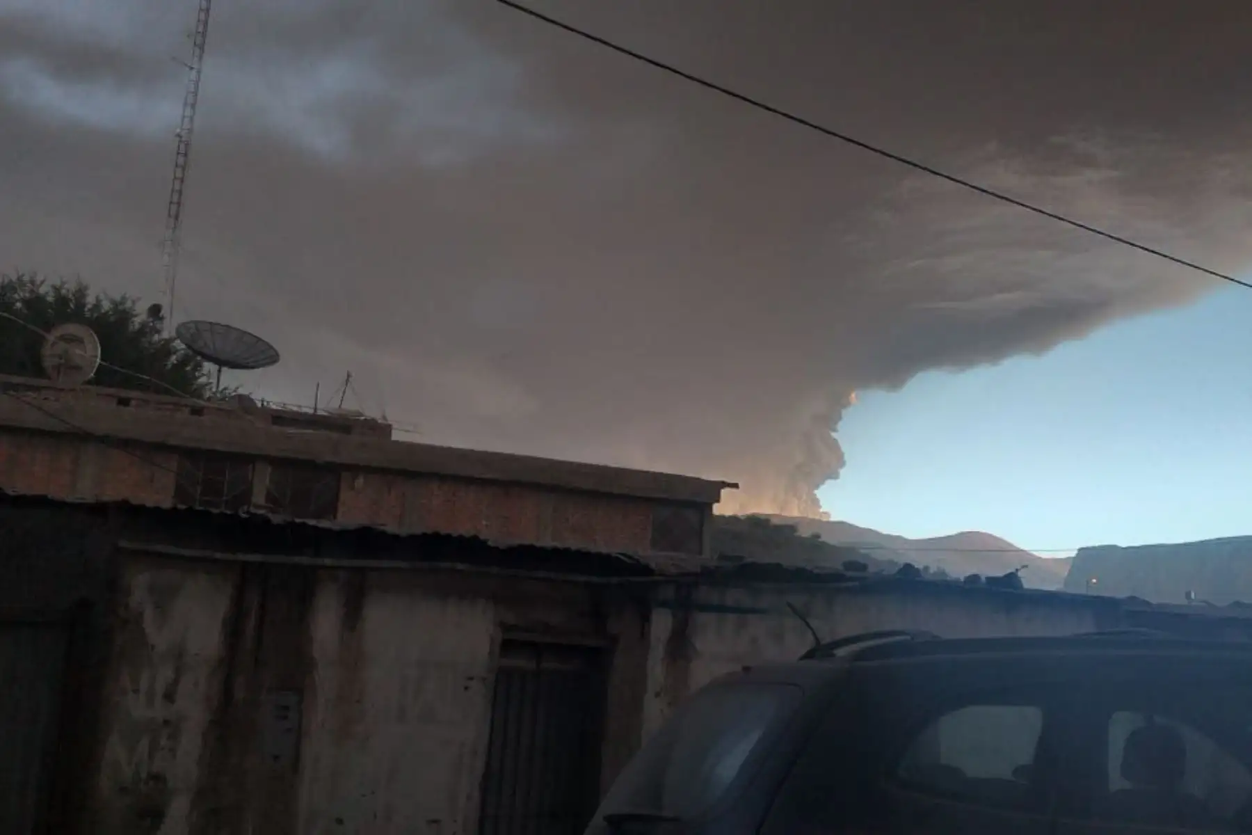 Para los próximos días predominarán vientos con dirección hacia el sureste que favorecerán la dispersión de cenizas expulsadas por el volcán Ubinas hacia el norte de Moquegua y sur de Puno, informó el Servicio Nacional de Meteorología e Hidrología del Perú (Senamhi).ANDINA/Difusión