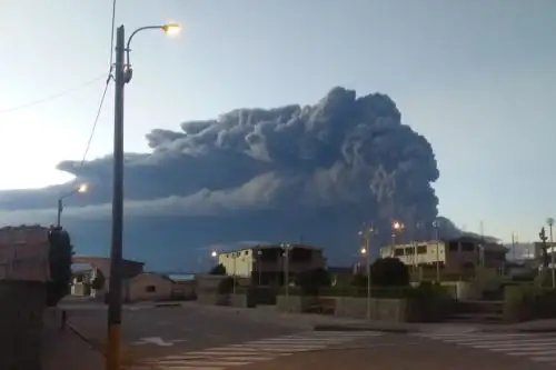 En el sur de nuestro país hay 8 volcanes, pero actualmente hay dos en proceso eruptivo: el Ubinas, ubicado en Moquegua –que en los últimos días ha incrementado su actividad y causado afectación por la constante emanación de ceniza- y el Sabancaya, situado en Arequipa.. ANDINA/Difusión