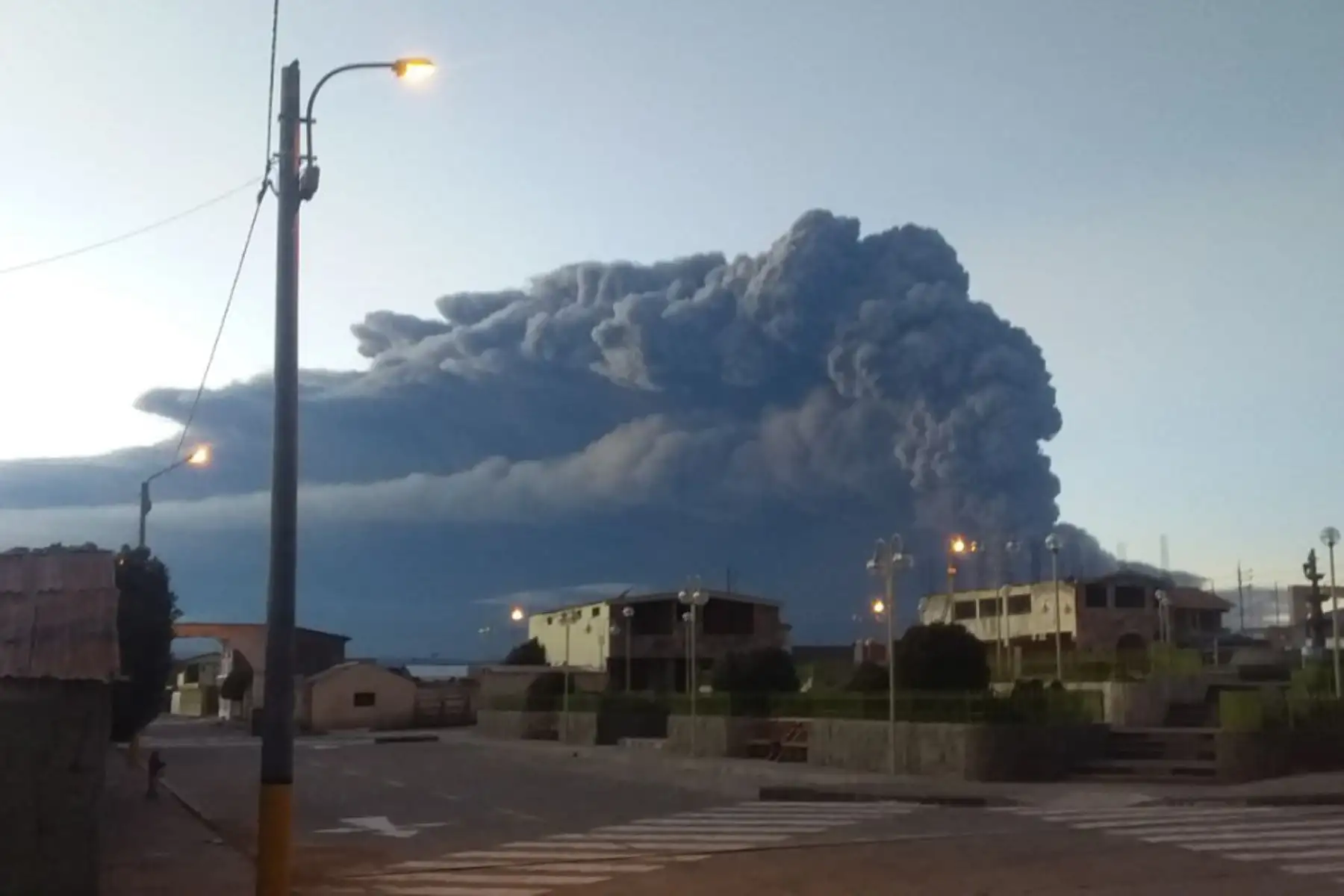 En el sur de nuestro país hay 8 volcanes, pero actualmente hay dos en proceso eruptivo: el Ubinas, ubicado en Moquegua –que en los últimos días ha incrementado su actividad y causado afectación por la constante emanación de ceniza- y el Sabancaya, situado en Arequipa.. ANDINA/Difusión