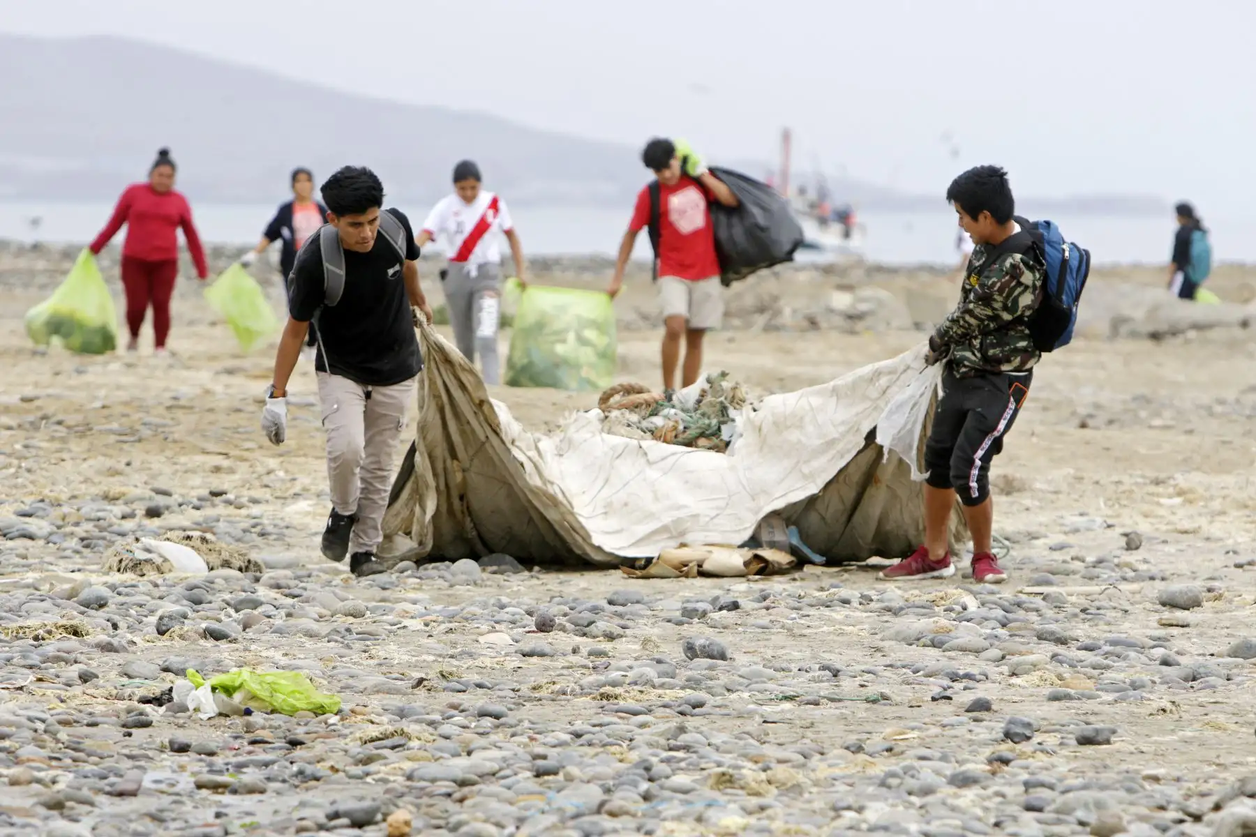 Lima 2019: Selección Peruana de Vela participa en limpieza de playa en Paracas.
Foto: ANDINA/Lima 2019