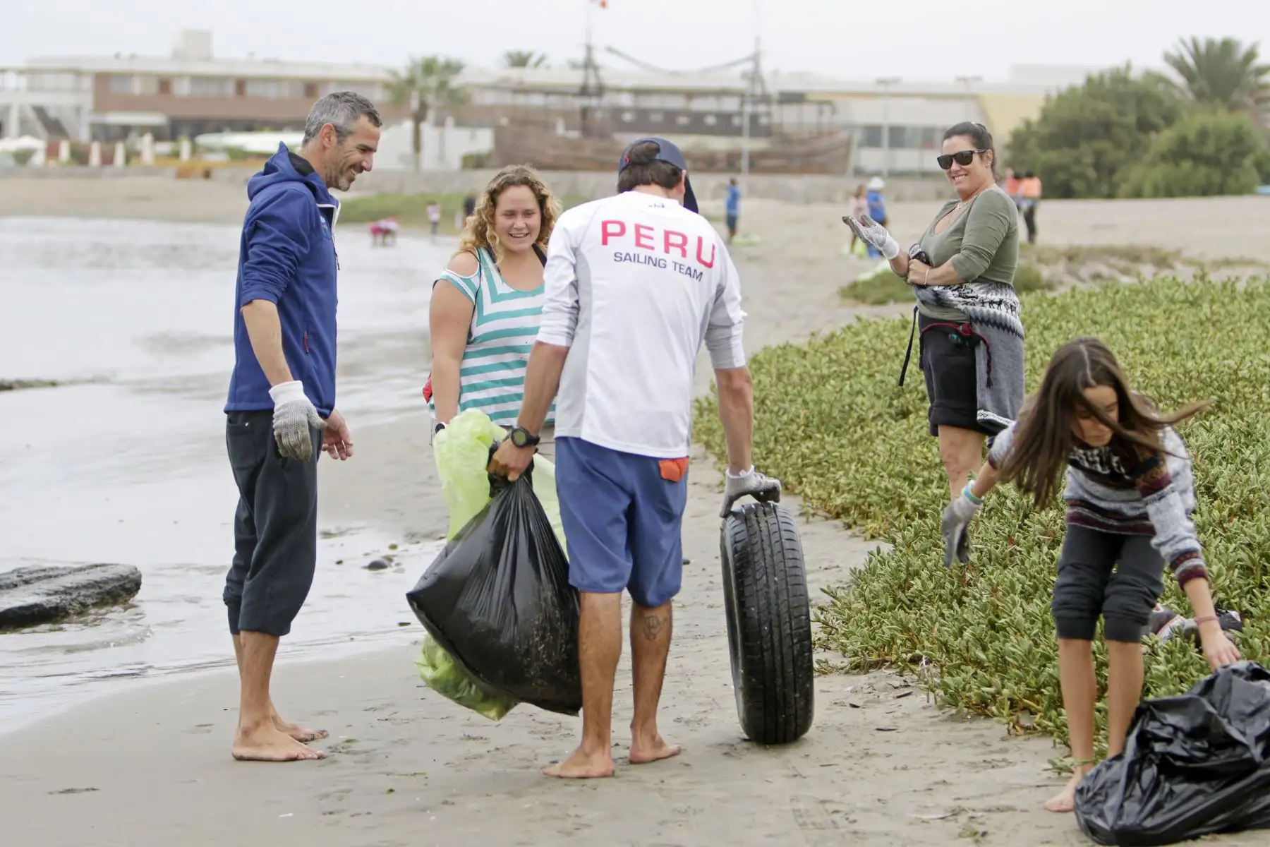 Lima 2019: Selección Peruana de Vela participa en limpieza de playa en Paracas.
Foto: ANDINA/Lima 2019