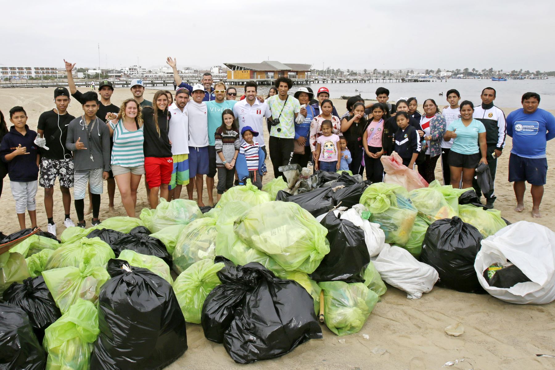 Lima 2019: Selección Peruana de Vela participa en limpieza de playa en Paracas.Foto: ANDINA/Lima 2019