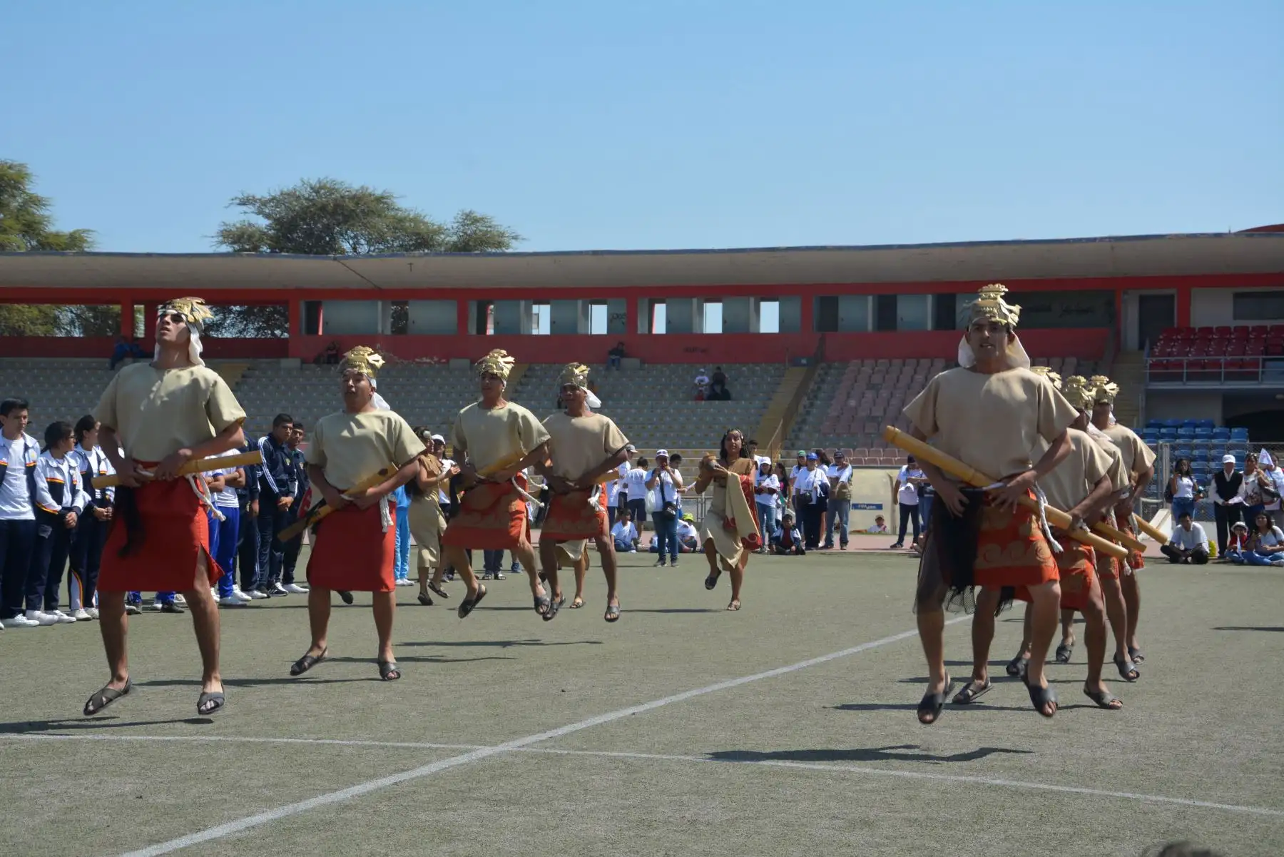 Deportistas y pobladores de Chiclayo recibieron la Antorcha Lima 2019.
Foto: Lima 2019