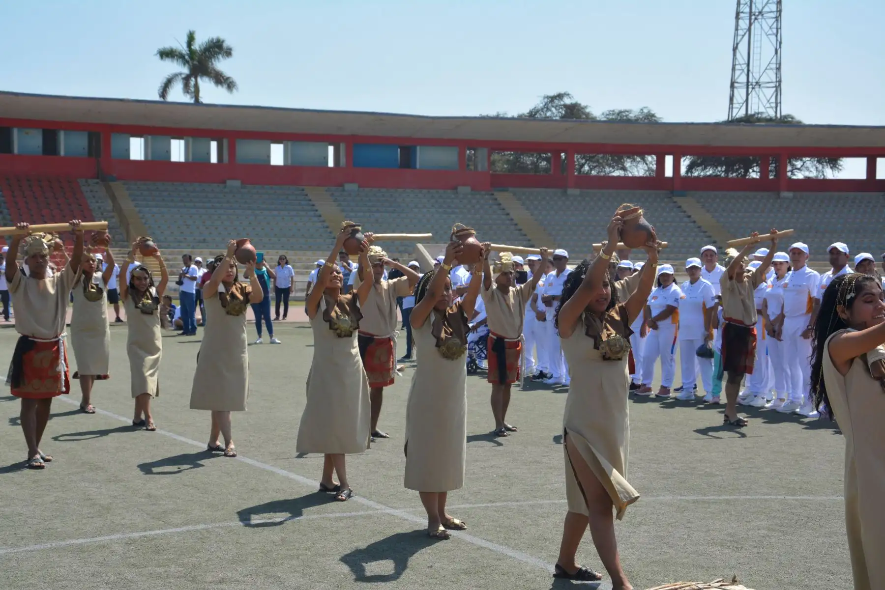 Deportistas y pobladores de Chiclayo recibieron la Antorcha Lima 2019.
Foto: Lima 2019
