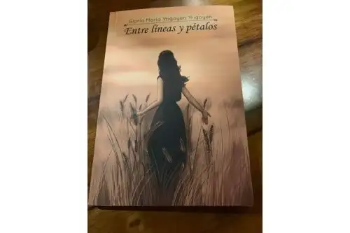 Poemario "Entre líneas y pétalos". Foto ANDINA/Difusión