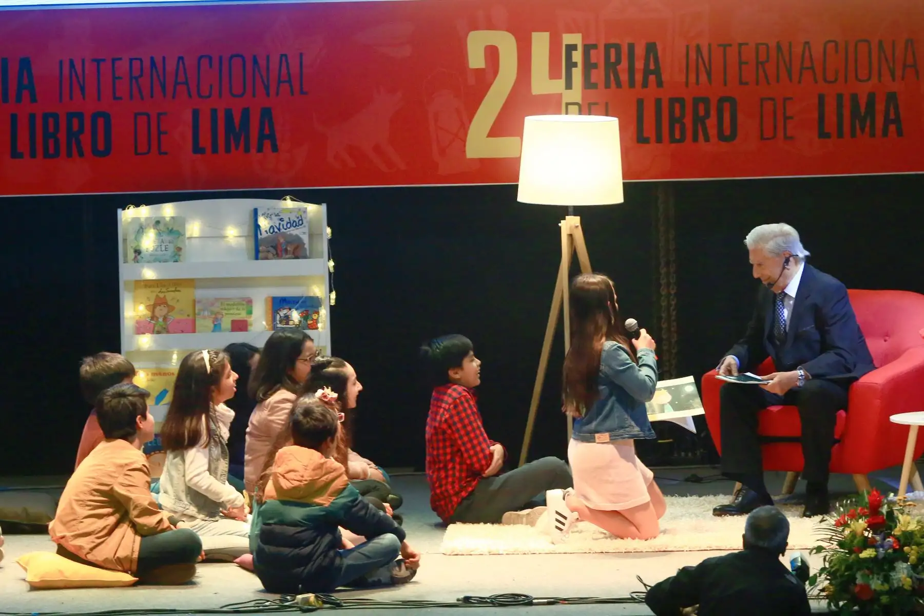 El escritor Mario Vargas Llosa compartió con niños la lectura de un cuento, donde disfrutaron la historia y realizaron preguntas al nobel de la literatura en la FIL.Foto:ANDINA/Pedro Cardenas