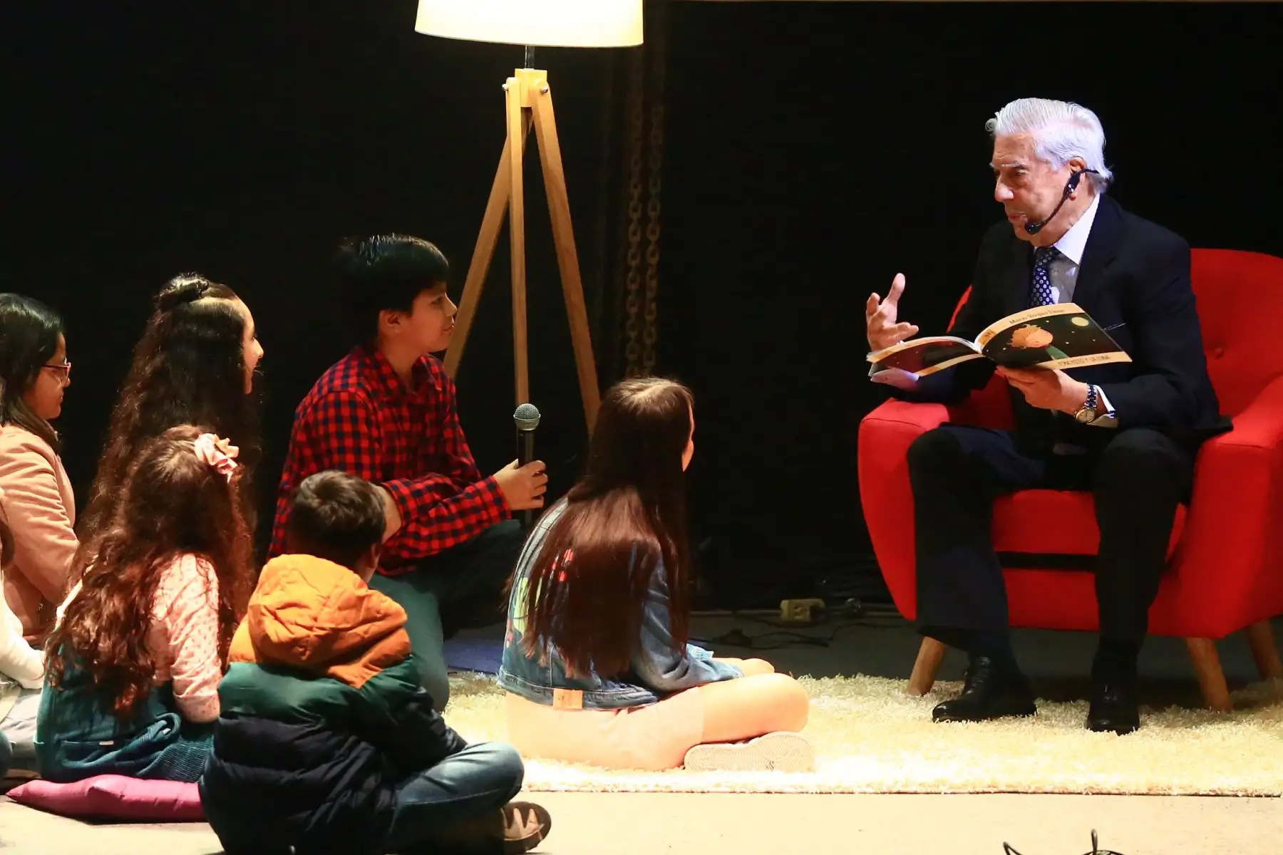 El escritor Mario Vargas Llosa compartió con niños la lectura de un cuento, donde disfrutaron la historia y realizaron preguntas al nobel de la literatura en la FIL.Foto:ANDINA/Pedro Cardenas