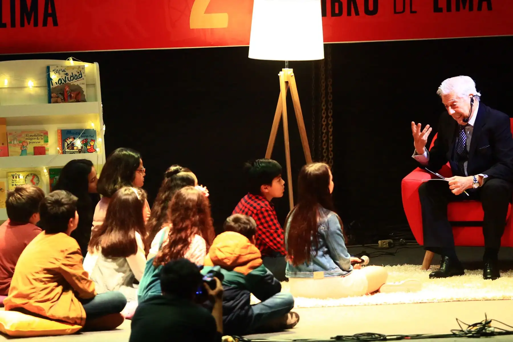 El escritor Mario Vargas Llosa compartió con niños la lectura de un cuento, donde disfrutaron la historia y realizaron preguntas al nobel de la literatura en la FIL.Foto:ANDINA/Pedro Cardenas