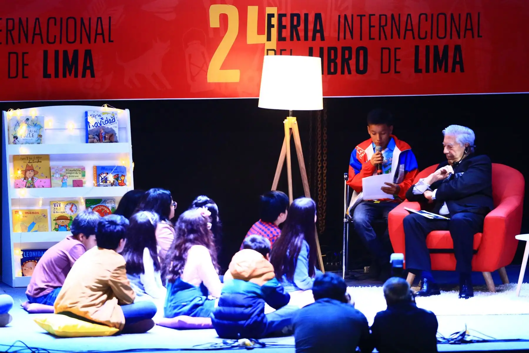 El escritor Mario Vargas Llosa compartió con niños la lectura de un cuento, donde disfrutaron la historia y realizaron preguntas al nobel de la literatura en la FIL.Foto:ANDINA/Pedro Cardenas