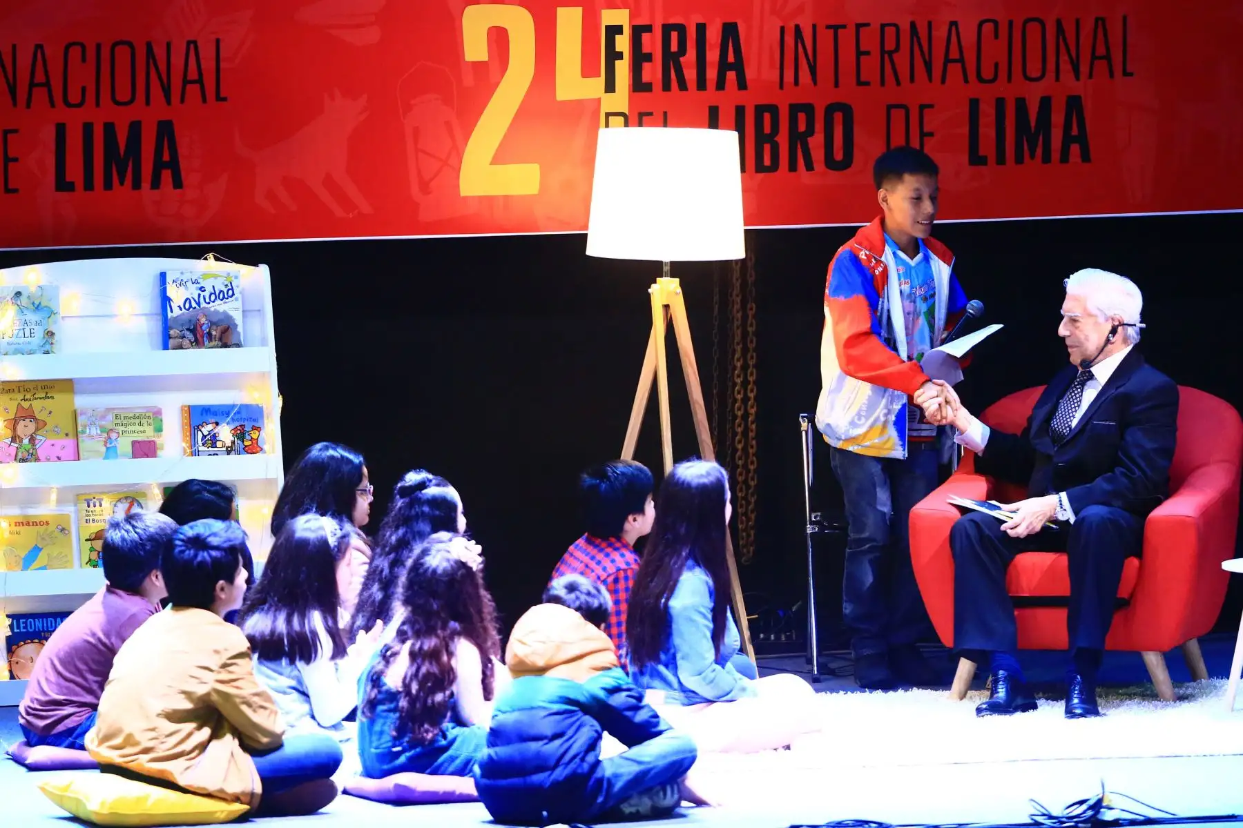 El escritor Mario Vargas Llosa compartió con niños la lectura de un cuento, donde disfrutaron la historia y realizaron preguntas al nobel de la literatura en la FIL.Foto:ANDINA/Pedro Cardenas