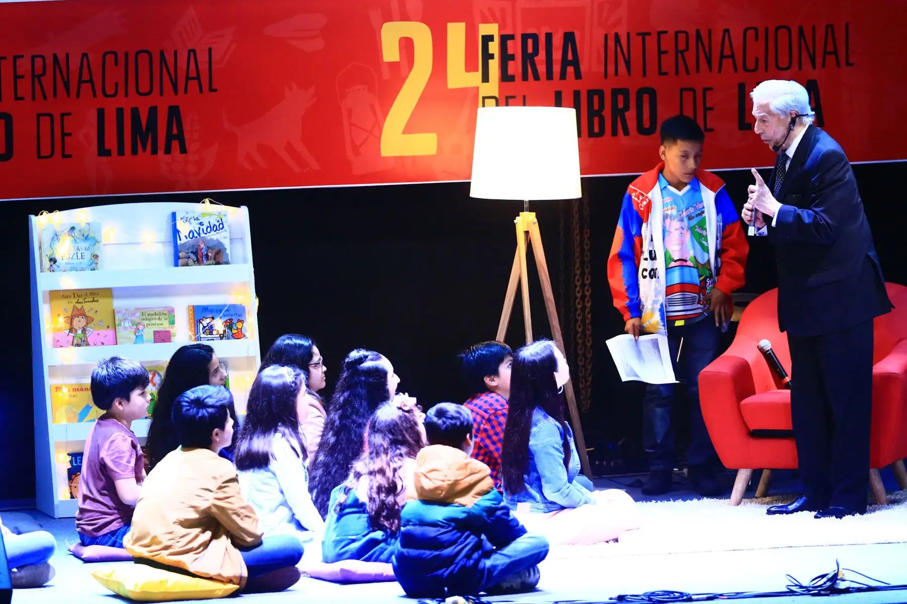 El escritor Mario Vargas Llosa compartió con niños la lectura de un cuento, donde disfrutaron la historia y realizaron preguntas al nobel de la literatura en la FIL.Foto:ANDINA/Pedro Cardenas