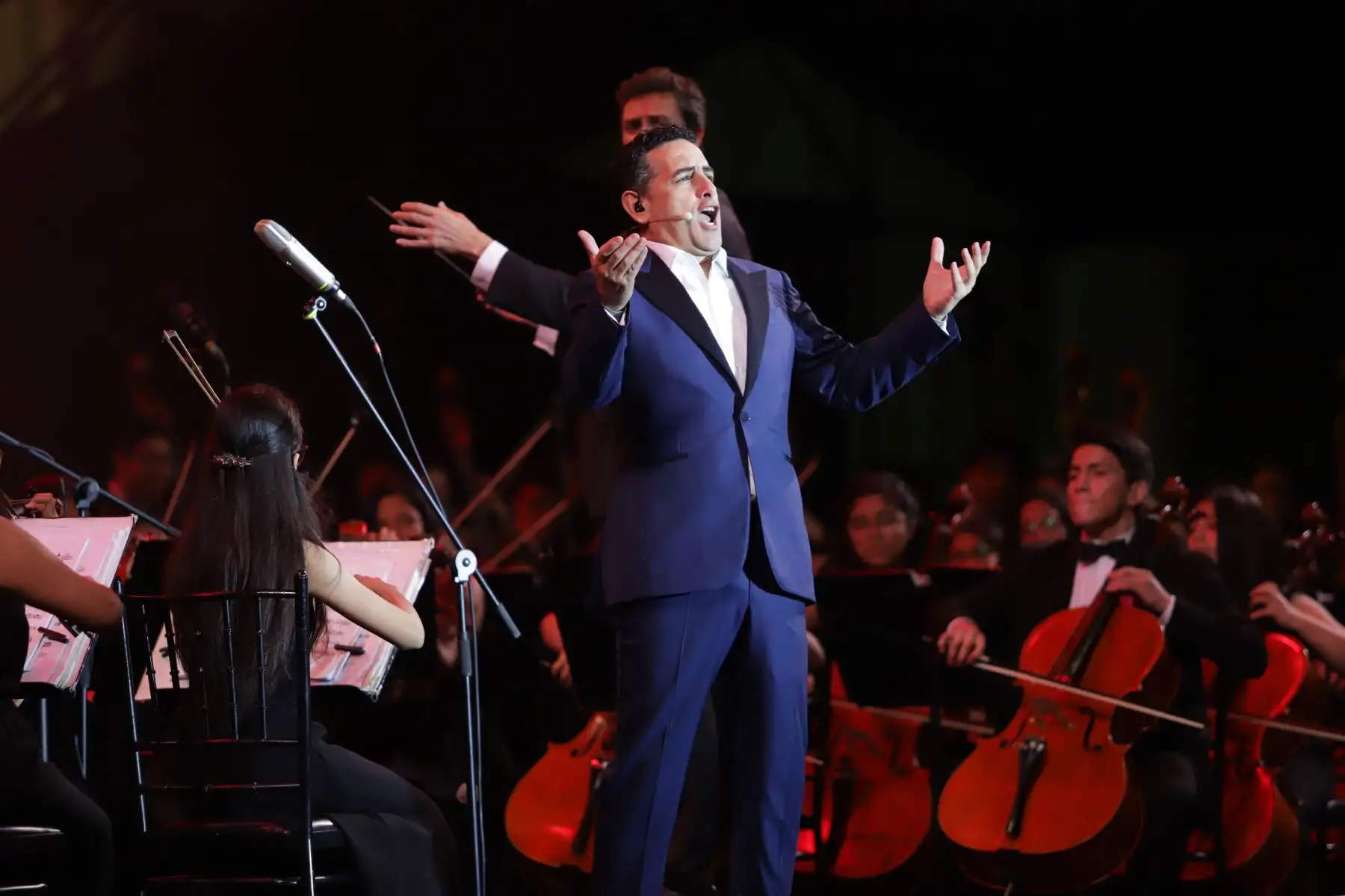 “Serenata por el Perú” que ofrece el tenor peruano Juan Diego Florez   acompañado por la Orquesta Sinfónica y el Coro Juvenil de Sinfonía Perú, en la Plaza Mayor de Lima.Foto:ANDINA/Jorge Tello