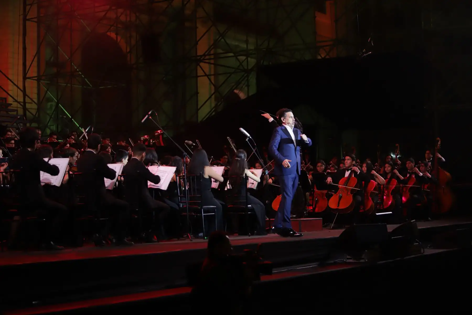 “Serenata por el Perú” que ofrece el tenor peruano Juan Diego Florez   acompañado por la Orquesta Sinfónica y el Coro Juvenil de Sinfonía Perú, en la Plaza Mayor de Lima.Foto:ANDINA/Jorge Tello
