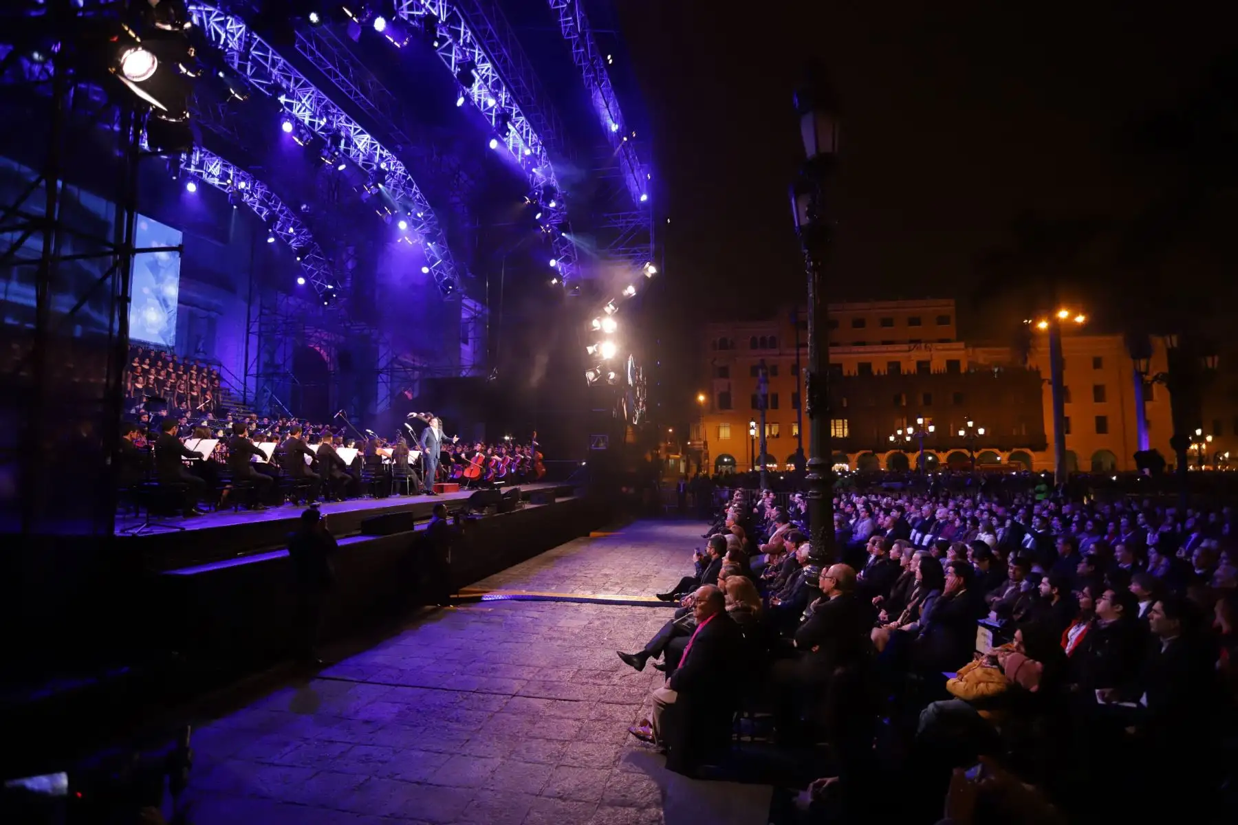 “Serenata por el Perú” que ofrece el tenor peruano Juan Diego Florez   acompañado por la Orquesta Sinfónica y el Coro Juvenil de Sinfonía Perú, en la Plaza Mayor de Lima.Foto:ANDINA/Jorge Tello