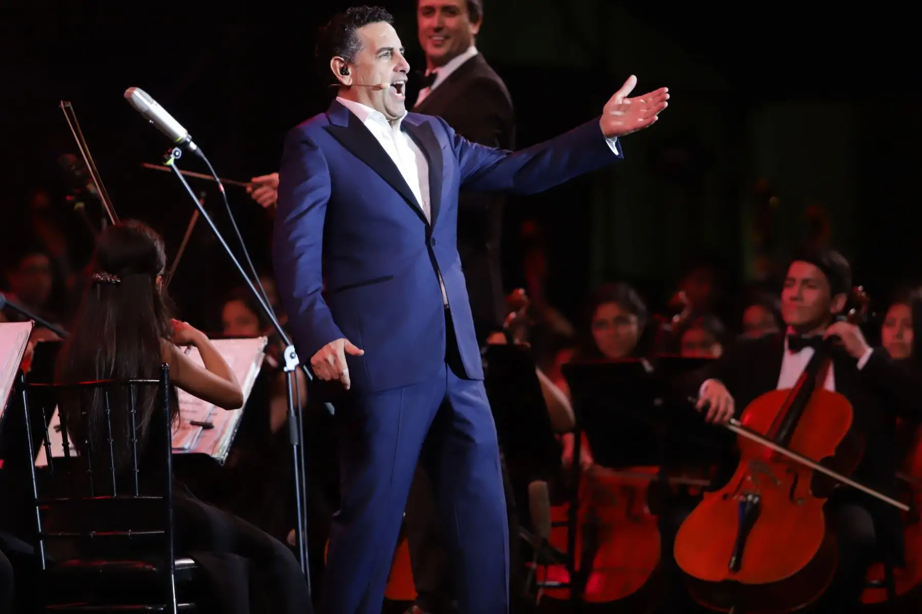 “Serenata por el Perú” que ofrece el tenor peruano Juan Diego Florez   acompañado por la Orquesta Sinfónica y el Coro Juvenil de Sinfonía Perú, en la Plaza Mayor de Lima.Foto:ANDINA/Jorge Tello