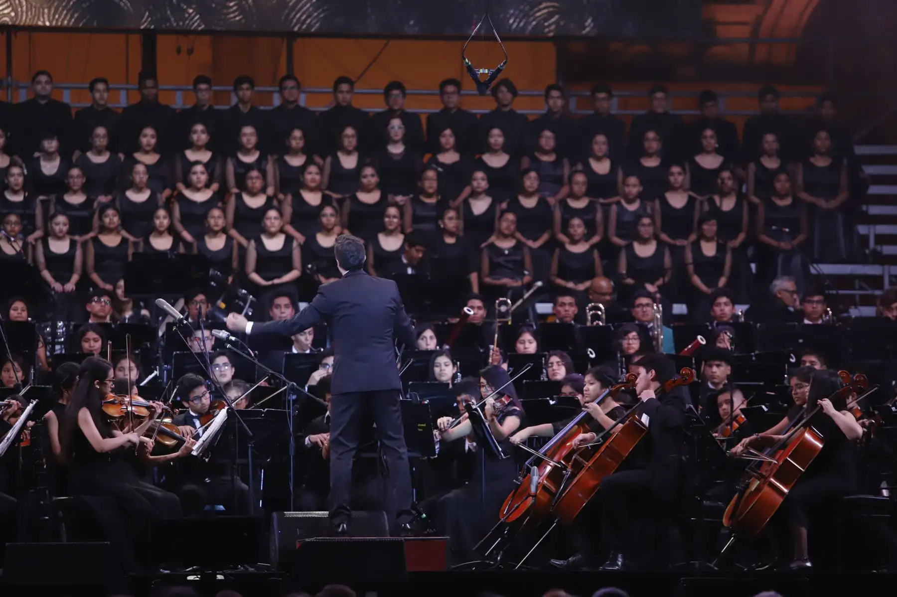 Presidente Martin Vizcarra asistió al concierto  “Serenata por el Perú” que ofreció  el tenor peruano Juan Diego Florez  acompañado por la Orquesta Sinfónica y el Coro Juvenil de Sinfonía Perú, en la Plaza Mayor de Lima.Foto:ANDINA/Prensa Presidencia