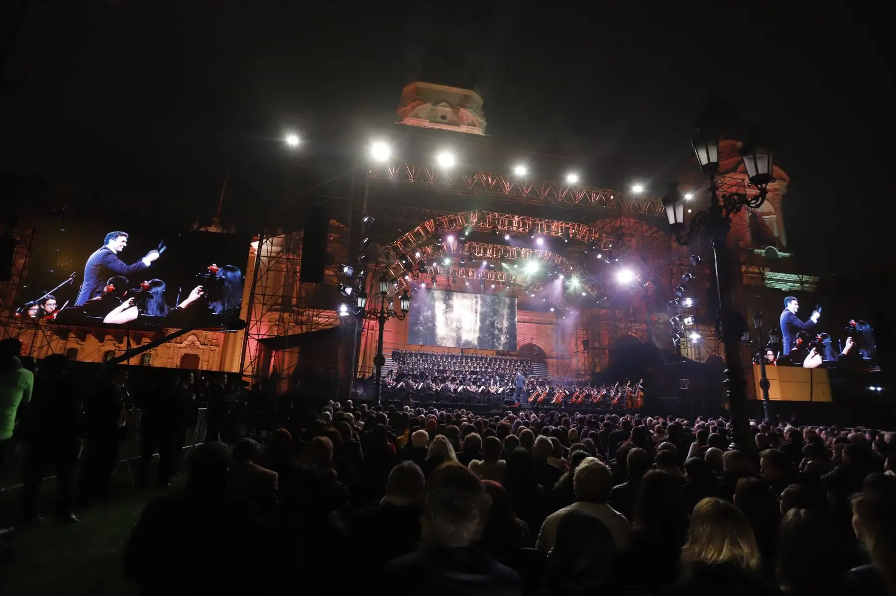Presidente Martin Vizcarra asistió al concierto  “Serenata por el Perú” que ofreció  el tenor peruano Juan Diego Florez  acompañado por la Orquesta Sinfónica y el Coro Juvenil de Sinfonía Perú, en la Plaza Mayor de Lima.Foto:ANDINA/Prensa Presidencia