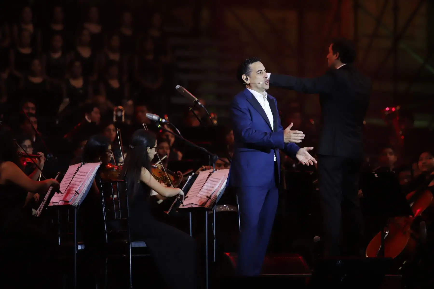 Presidente Martin Vizcarra asistió al concierto  “Serenata por el Perú” que ofreció  el tenor peruano Juan Diego Florez  acompañado por la Orquesta Sinfónica y el Coro Juvenil de Sinfonía Perú, en la Plaza Mayor de Lima.Foto:ANDINA/Prensa Presidencia